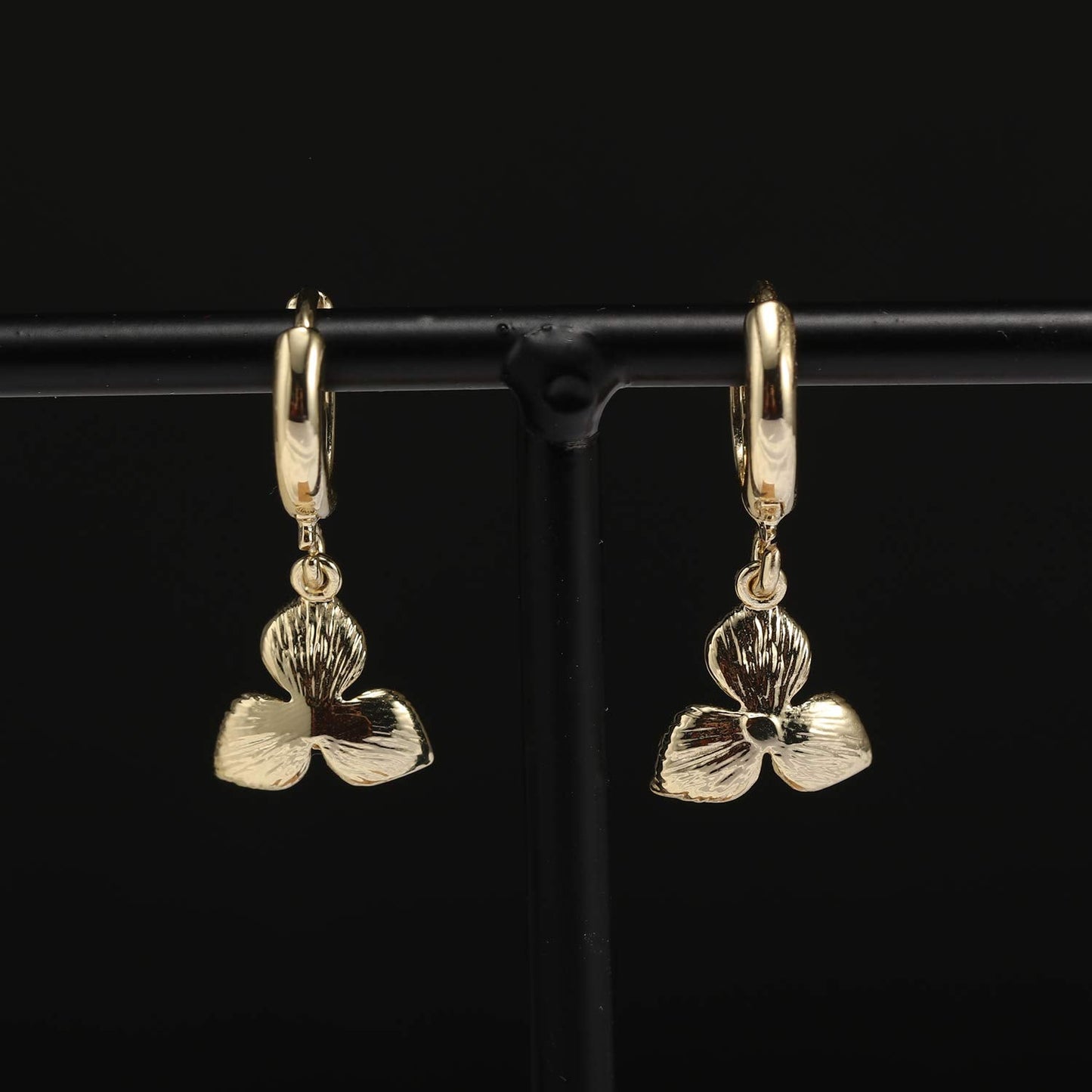 Flower Hoop Earrings Dangle Drop Hoop Earrings With Small Charm for Women Vintage Huggie Hoops Elegant Dangling Jewelry