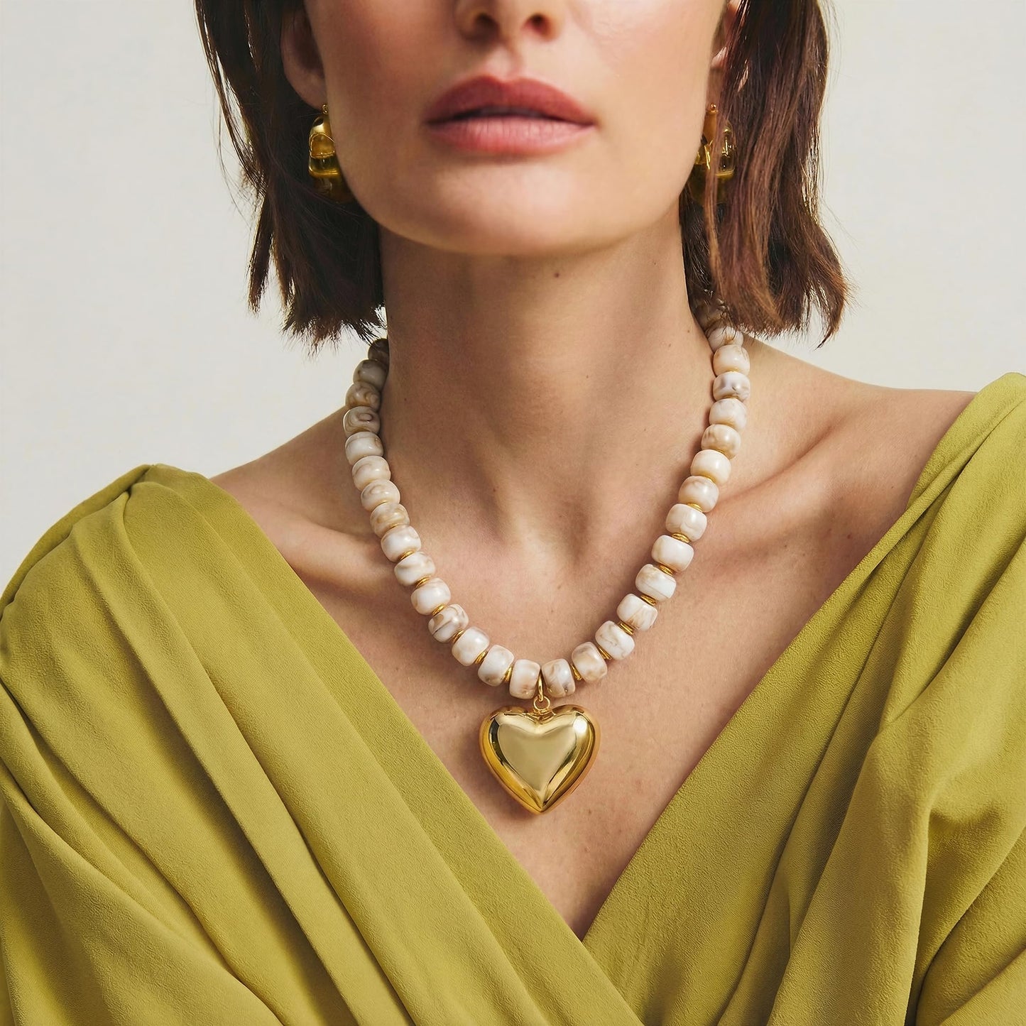 MIUSISHIYU Caramel Beige Faux Stone Resin Chunky Necklaces for Women, Trendy Beaded Puffy Gold Heart Pendant Statement Choker, Lightweight Boho Y2K Summer Beach Jewelry