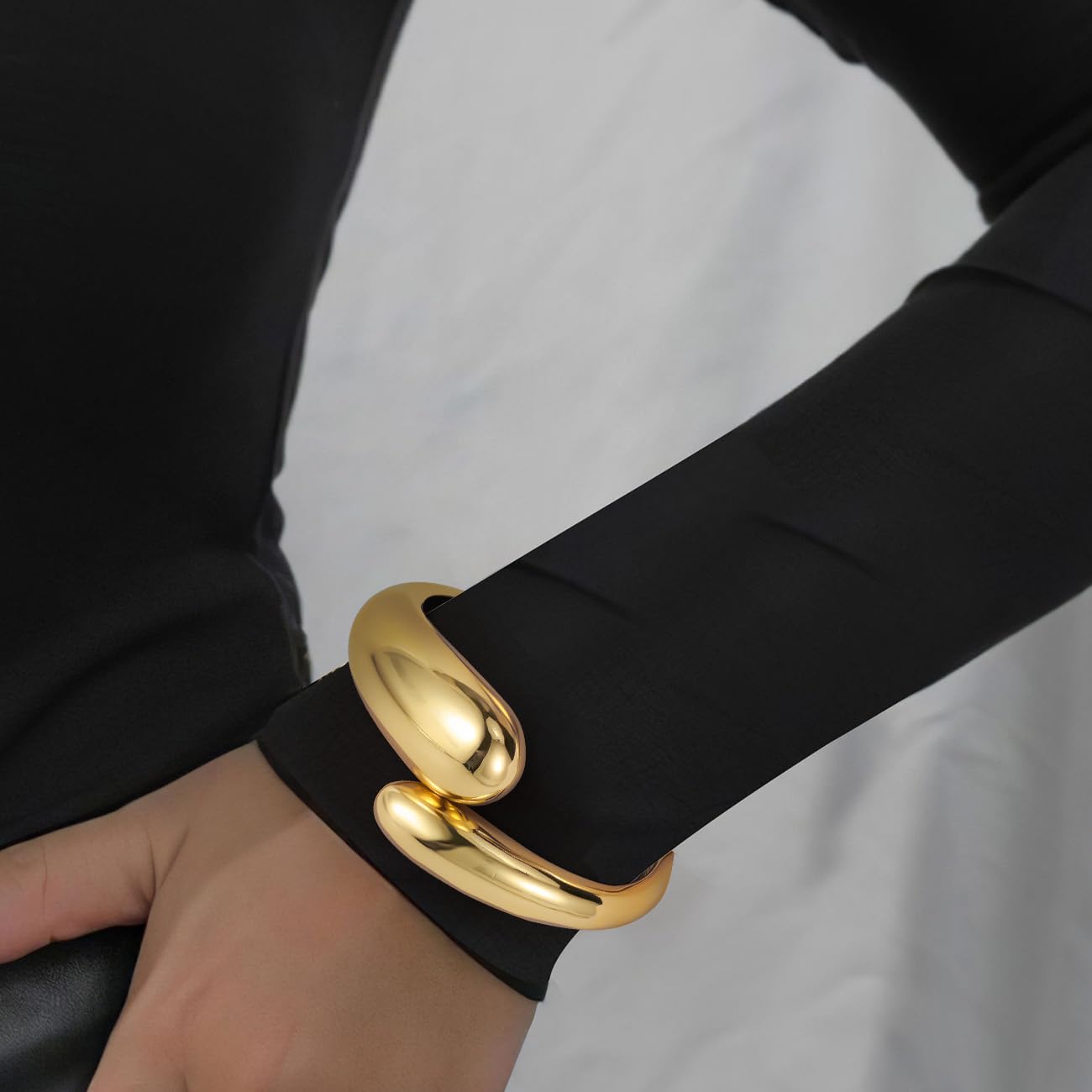 Emibele Gold Bangle Cuff Bracelet Stack, Chunky 18K Gold Plated Teardrop Hinged Thick Bangle Bracelet Set, Non Tarnish Bracelets for Women, 2 Pack, Gold