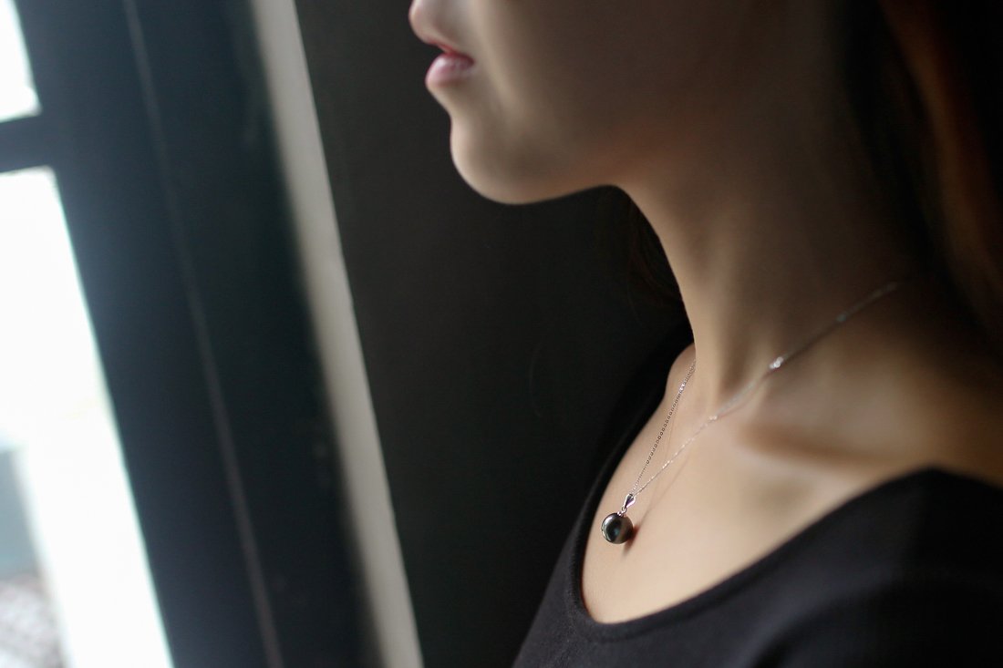 Paialco 18K White Gold Cultured Tahitian Black Pearl Pendant Necklace with 18" Chain, Round 9-10MM