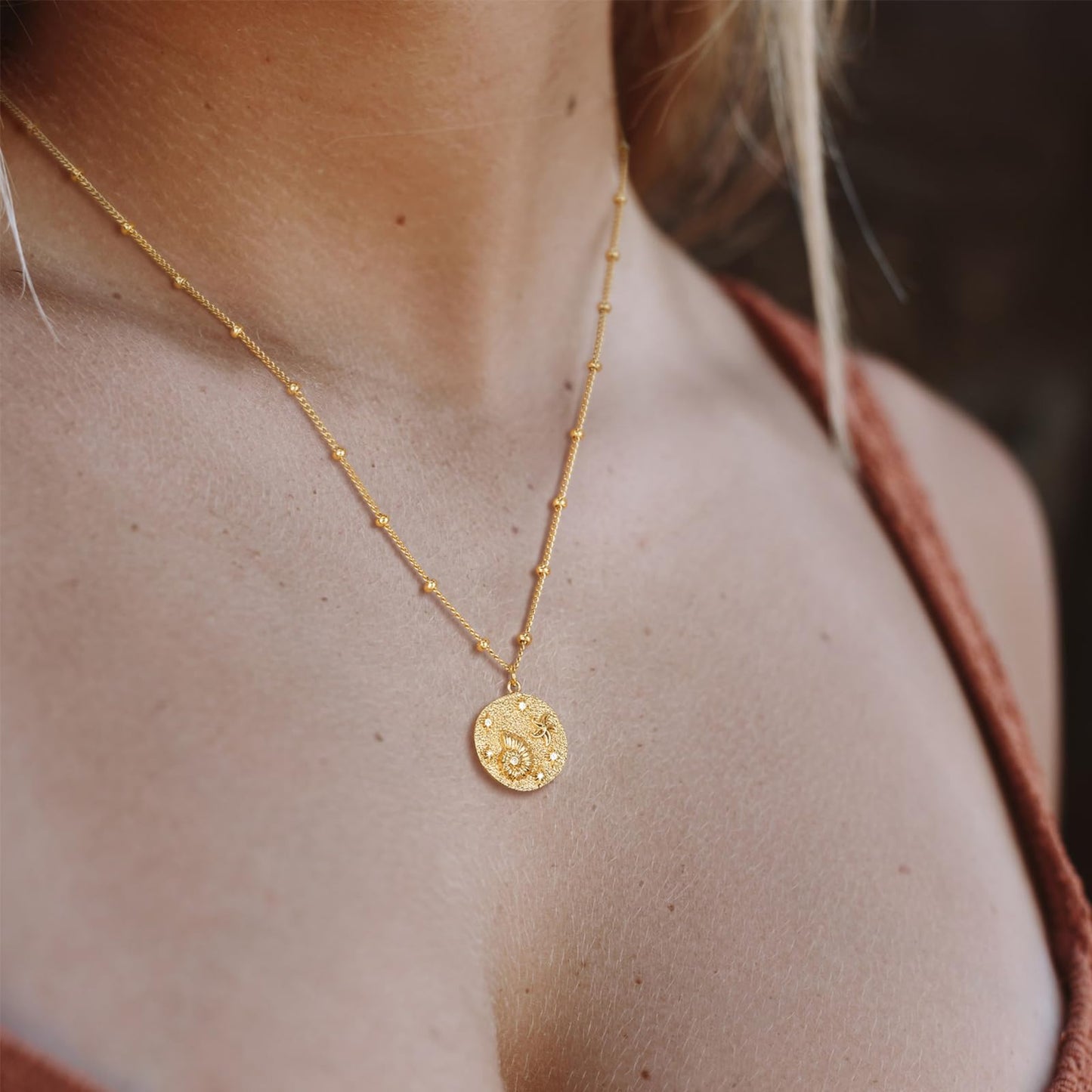 MEVECCO Dainty Gold Conch Shell Coin Pendent Necklace for Women 18K Gold Plated Shell Disc Necklace Boho Beach Handmade Ocean Jewelry for Holiday Gift