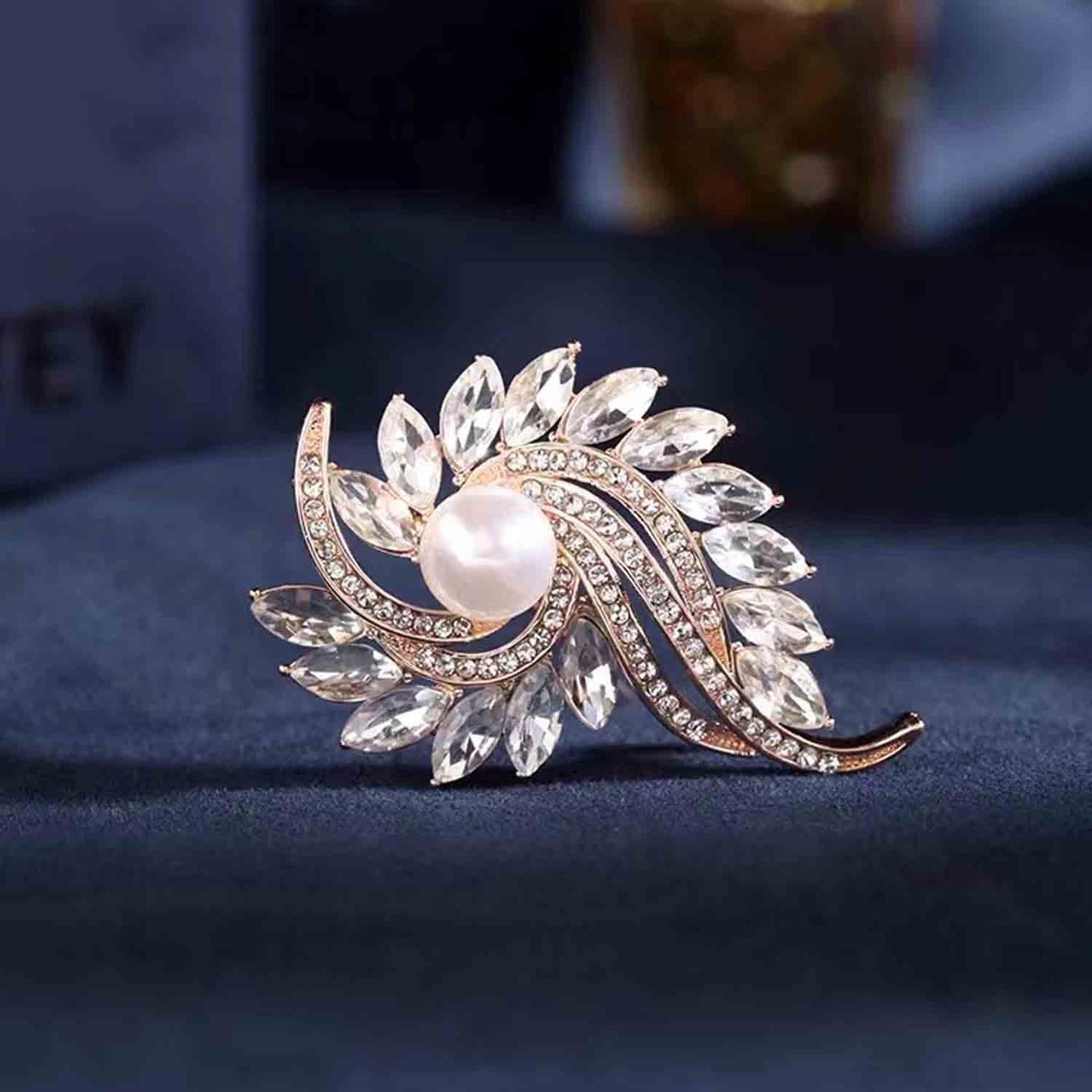 Flower Crystal Brooches Pins Fashion Beautiful Created Rhinestone Floral Brooch Good Idea for Party Dance Wedding Banquet for Elegant Women Girl (Pearl Flower)