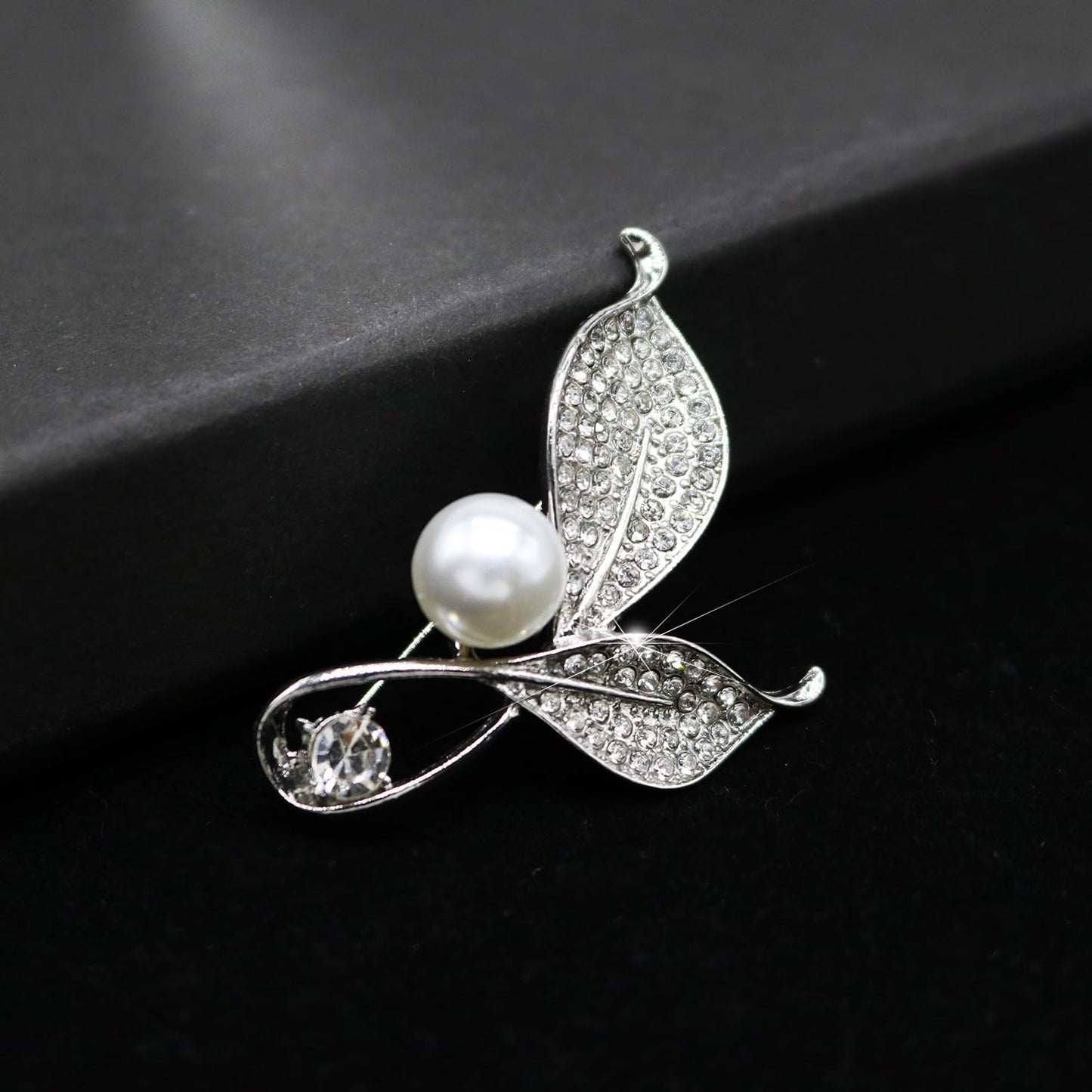Gold/Silver Leaves Flower Crystal Brooches Pins Fashion Beautiful Created Rhinestone Pearl Leaf Brooch Good Idea for Party Dance Wedding Banquet for Elegant Women Girl (Silver Leaves)