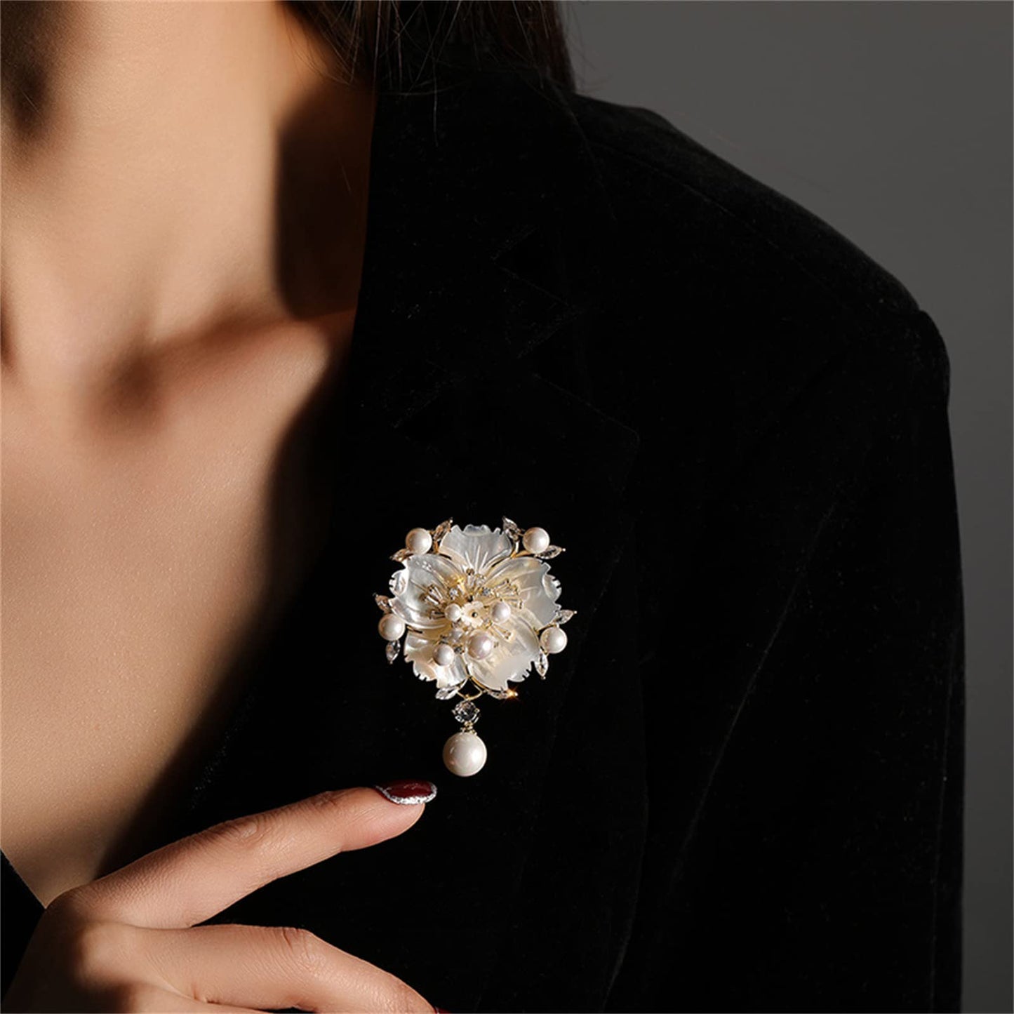 AILONMEI Elegant Pearl Flower Designer Brooch Pins Broches Costume Jewelry For Women Fashion Christmas Gift (Shell Flower)