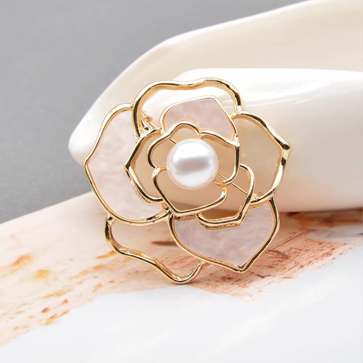EMEGCY Pearl Rose Brooch for Women White Rose Brooch Pin 18K Gold-plated Metal Flower Lapel Pin Jewelry Gift for Wife Mom