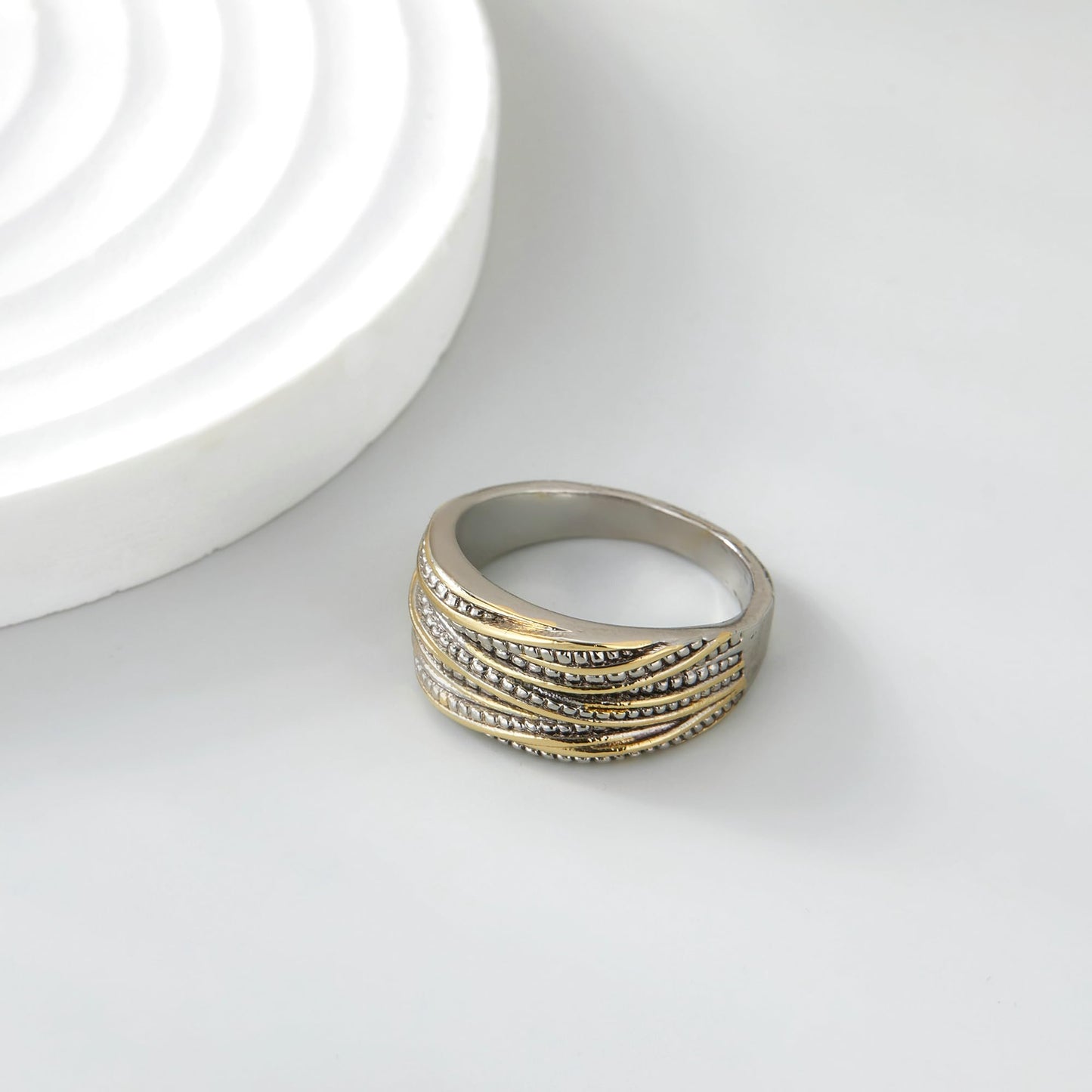 Mytys 2 Tone Intertwined Crossover Statement Ring Fashion Chunky Band Rings for Women Black Gold Silver Rose Gold Plated Wide Index Finger Rings Costume Jewelry (scaled-down Gold and silver, 9)