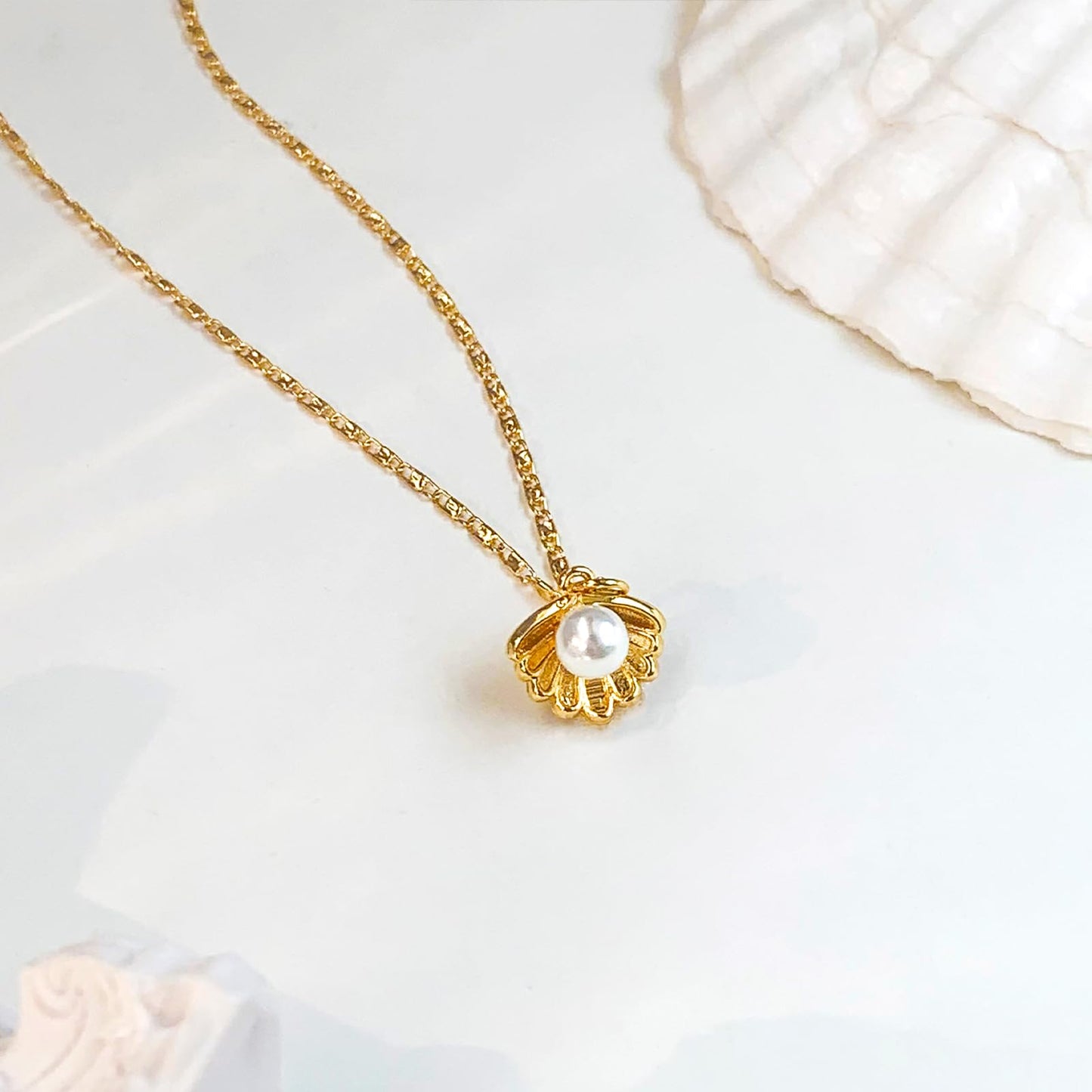 Zeffy Gold Seashell Pearl Necklace for Women Dainty Shell Pendant Necklace with Pearl Ocean Beach Jewelry Cute Summer Vacation Jewelry