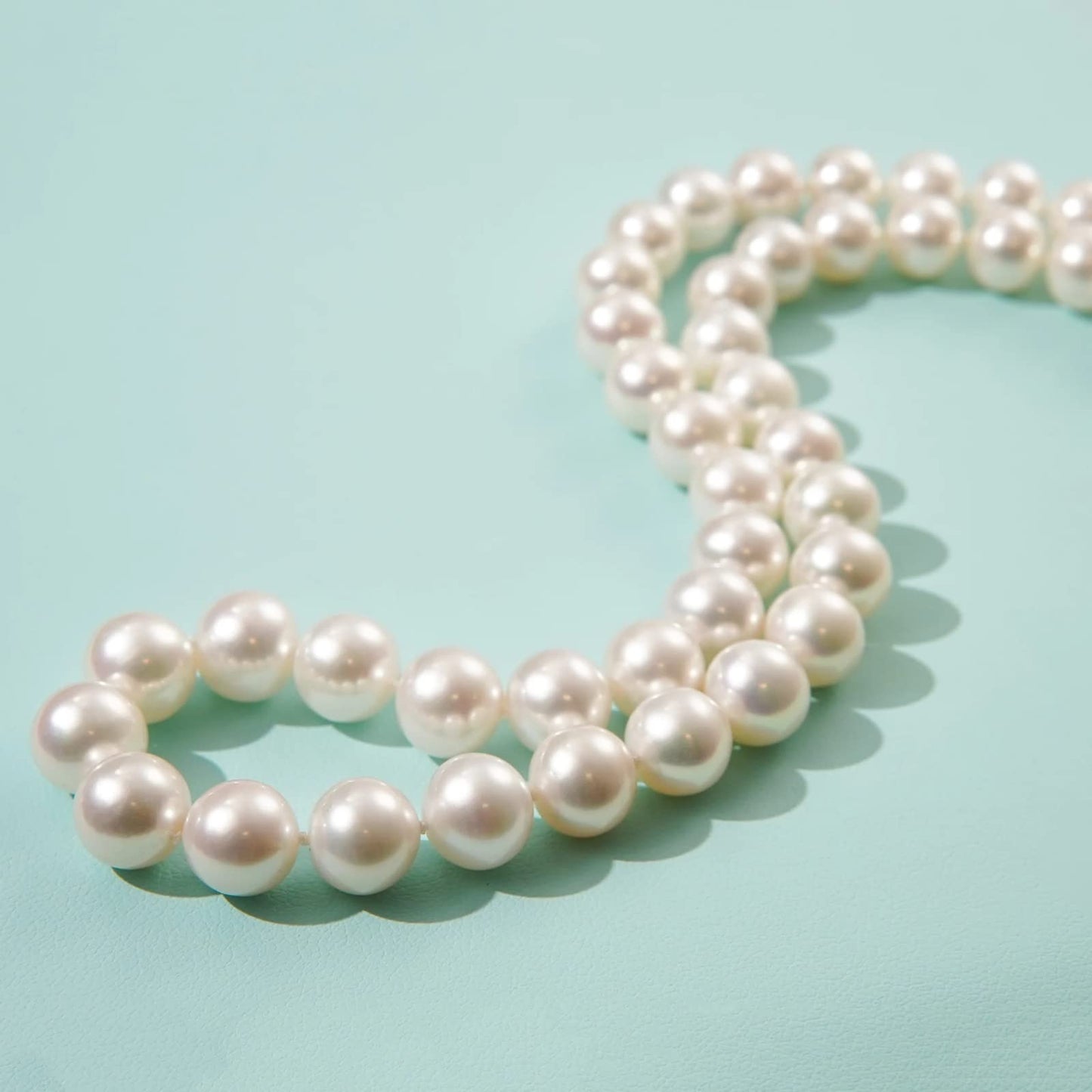 HUWODY Round White Simulated Shell Pearl Necklace Strand Pearl Choker Necklace Jewelry for Women 10mm 22inch