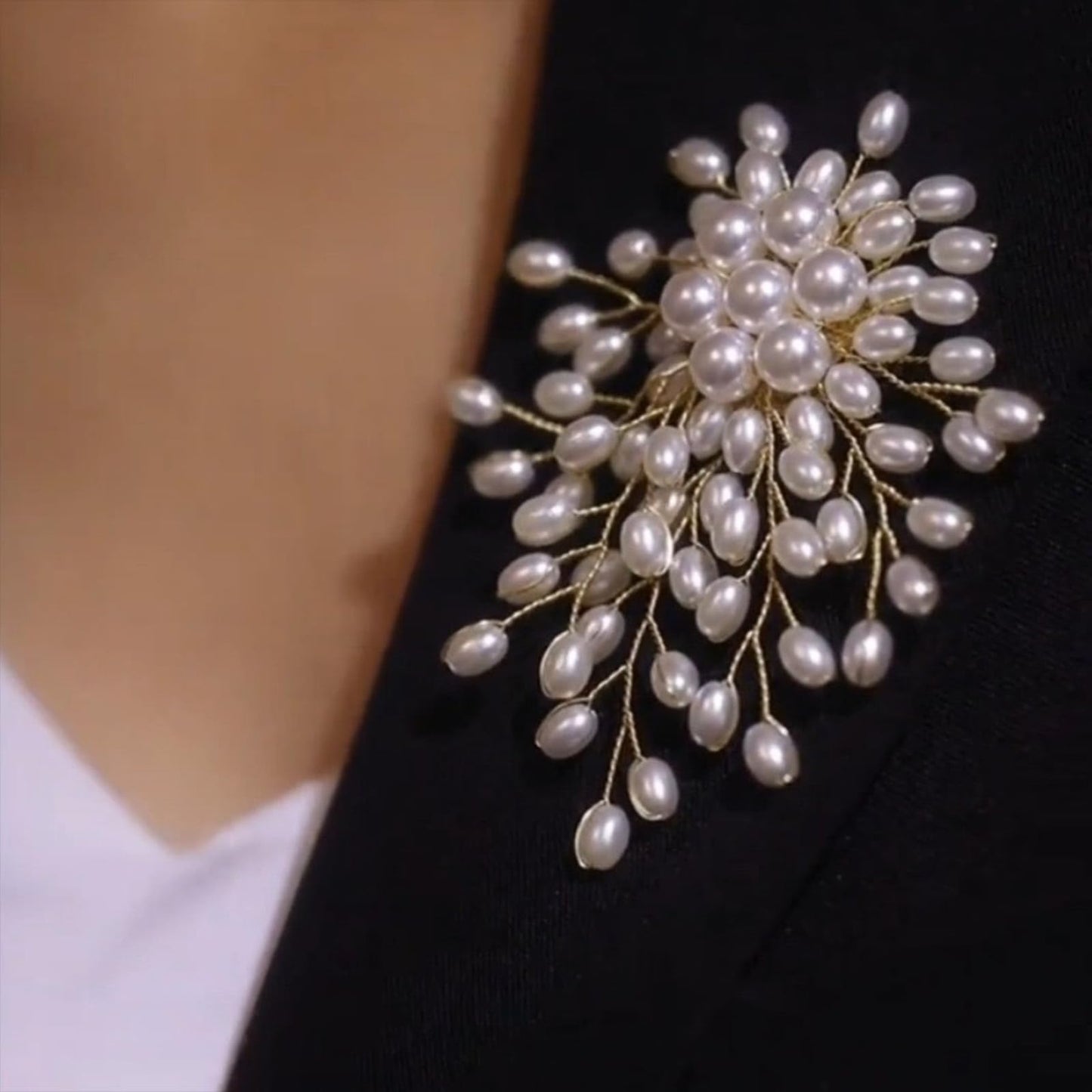 Charm White Pearl Brooch Pins for Women,Striking Large Pearl Flower Statement Costume Pin Graceful Wedding Anniversary Prom Jewelry Gifts (Pearl3)