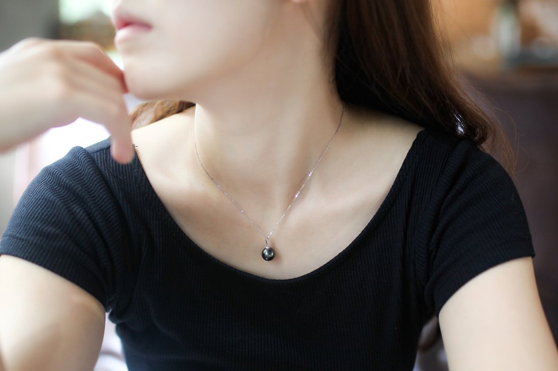 Paialco 18K White Gold Cultured Tahitian Black Pearl Pendant Necklace with 18" Chain, Round 9-10MM