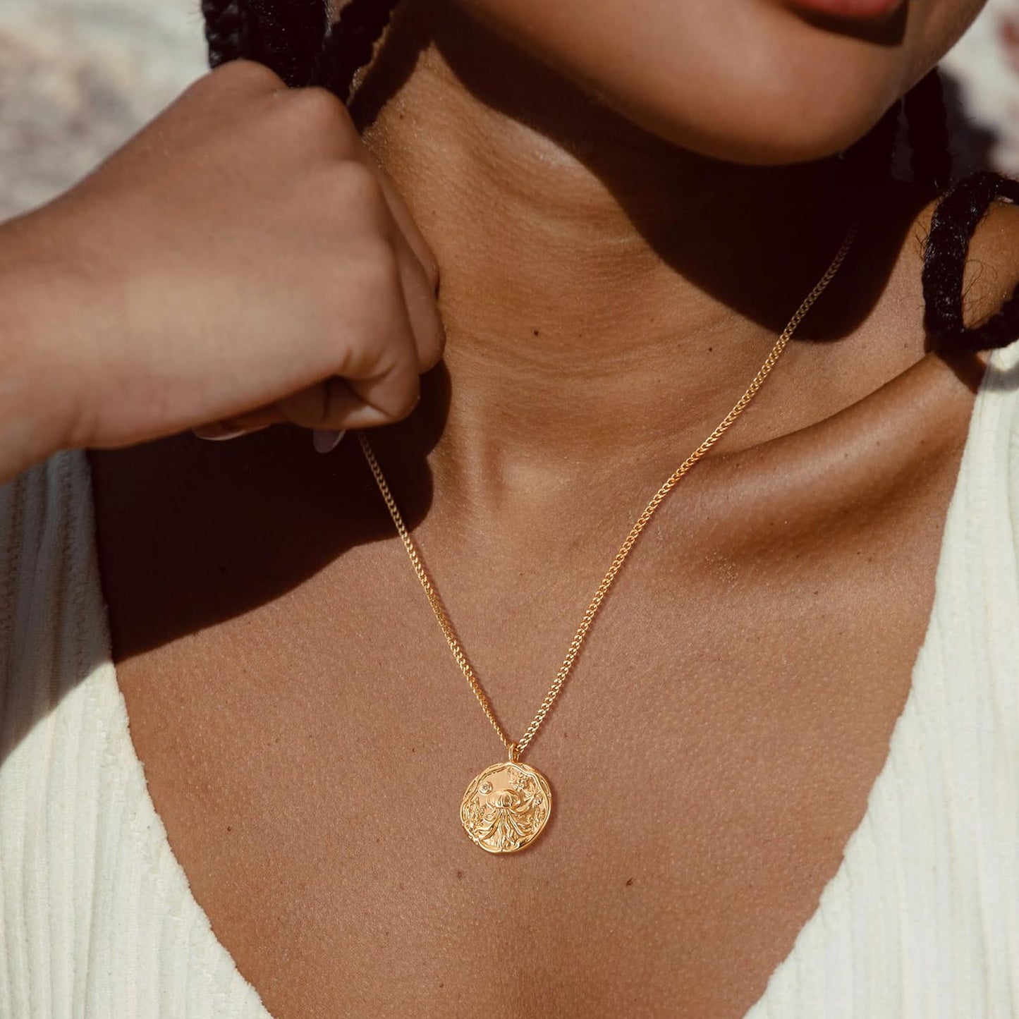 MEVECCO Dainty Gold Jellyfish Pendent Necklace for Women 18K Gold Plated Beach Cute Jellyfish Necklace Pearl Boho Handmade Ocean jewelry