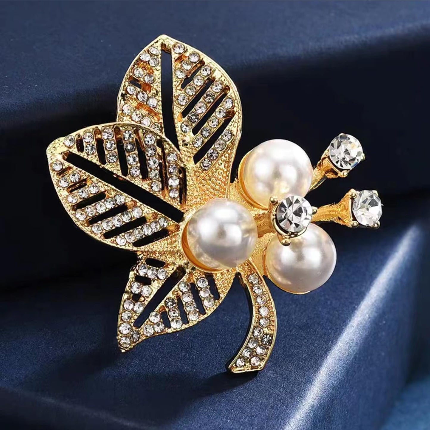Flower Leaf Crystal Brooches Pins Fashion Beautiful Created Rhinestone Pearl Floral Brooch Good Idea for Party Dance Wedding Banquet for Elegant Women Girl(Pearl Leaf)