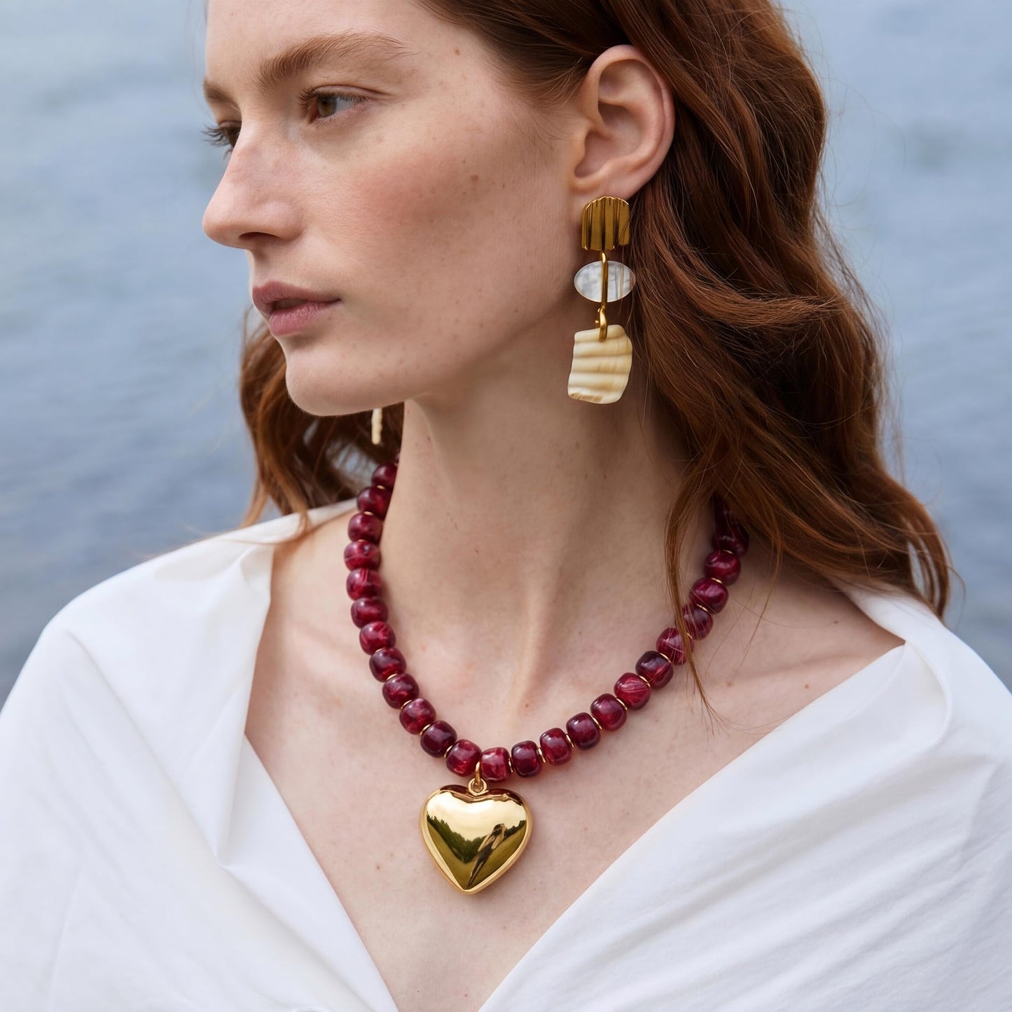 MIUSISHIYU Burgundy Red Faux Marble Resin Chunky Necklaces for Women, Trendy Beaded Puffy Gold Heart Pendant Statement Choker, Lightweight Boho Y2K Summer Beach Jewelry