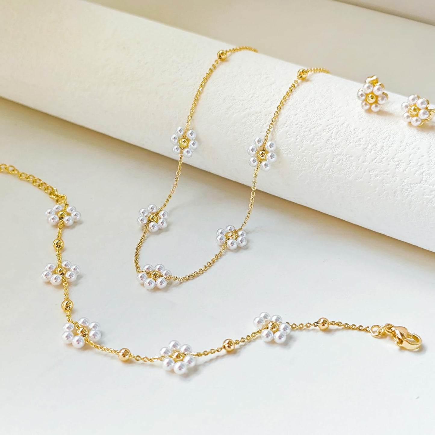 Zeffy Gold Daisy Pearl Necklace and Earring Set with Pearls Stud Earrings Bracelets 14K Gold Plated Flower Choker Necklace Wedding Bride Daisy Jewelry Trendy Gift