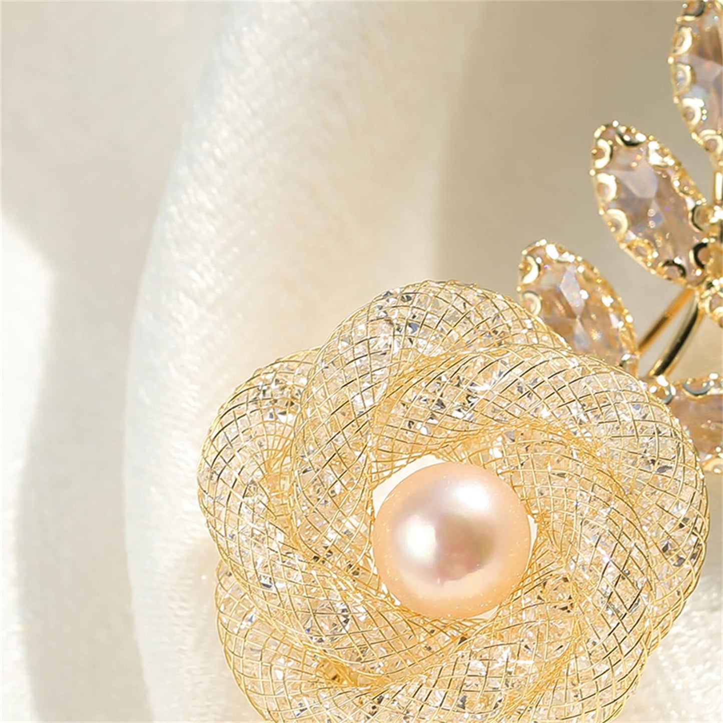 AILONMEI Elegant Pearl Flower Designer Brooch Pins Broches Costume Jewelry For Women Fashion Christmas Gift (Gold Rose)