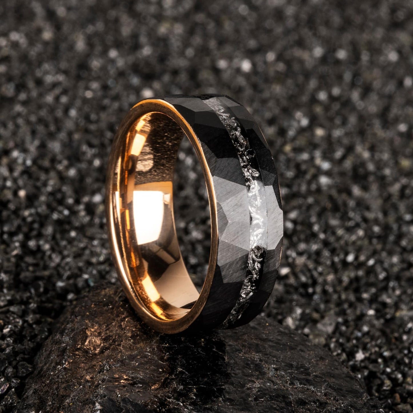 JEWPER 8mm Men Womens Wedding Band Tungsten Rings black rose gold Hammer pattern Fashion Promise Carbide Inlaid Iron Filings Matte Finish Edge Comfort Fit size(13)