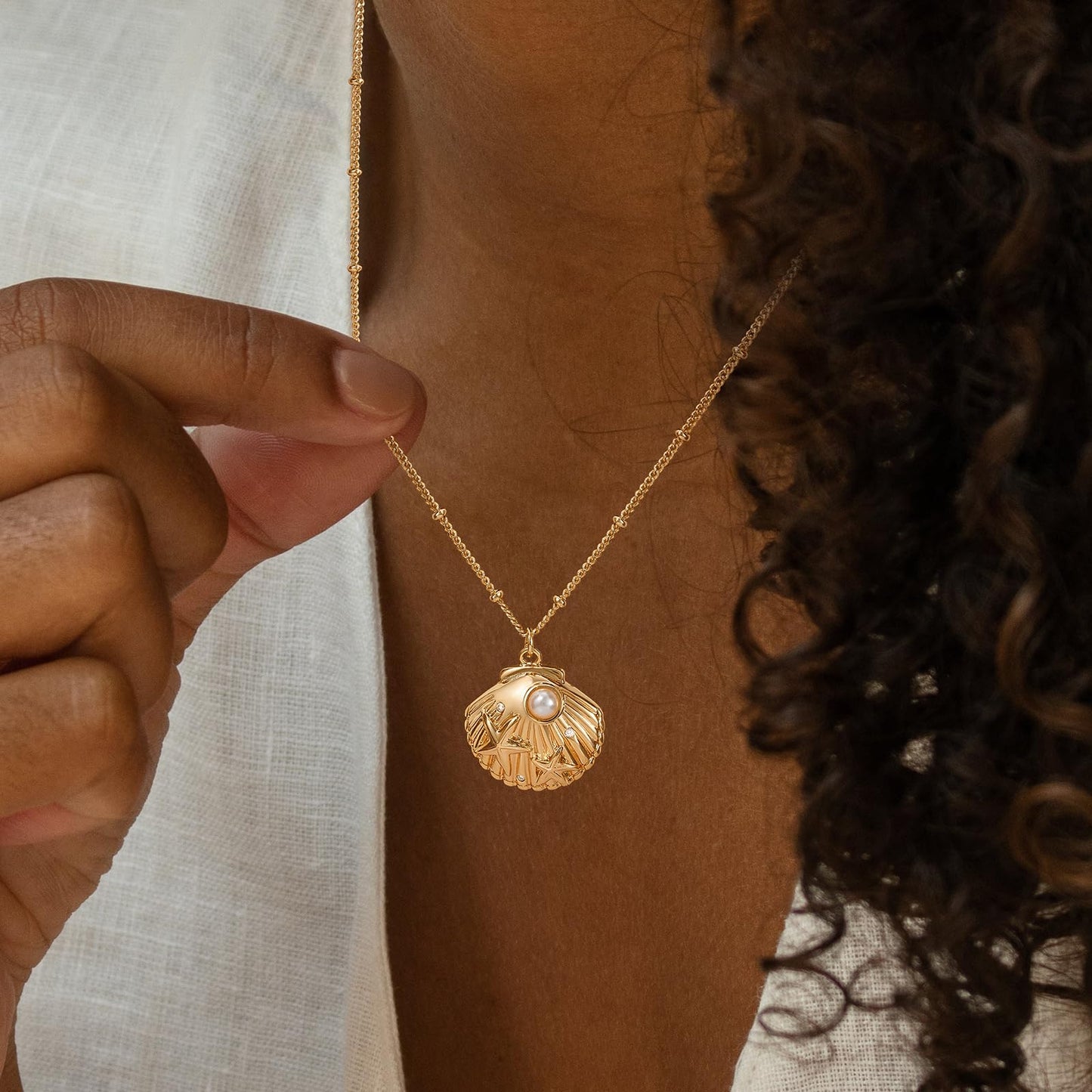MEVECCO Dainty Gold Sea Shell Pendent Necklace for Women 18K Gold Plated Shell Pearl Necklace Boho Beach Handmade Ocean Jewelry for Holiday