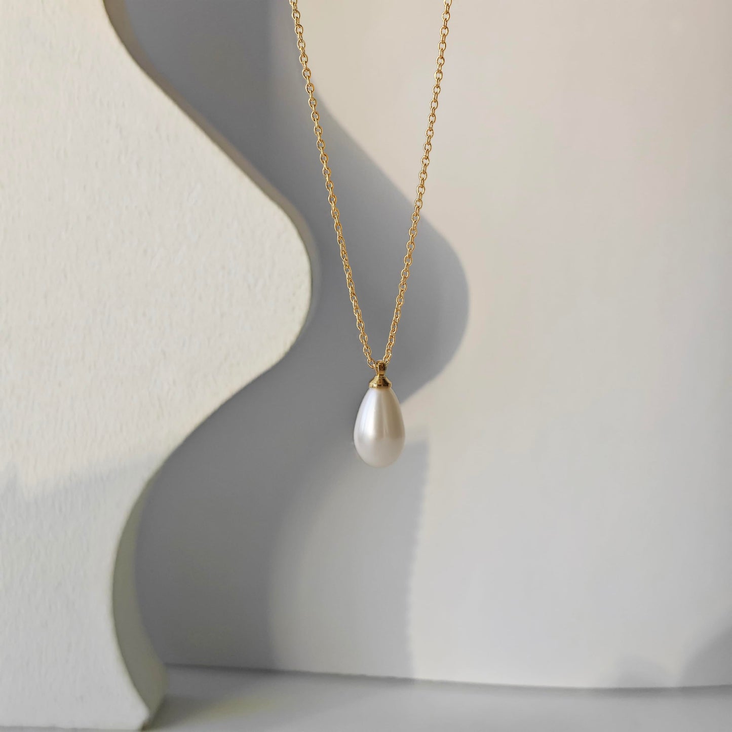 Zeffy Dainty Gold Necklace for Women Pearl Drop Trendy Teardrop-shaped Pearls Pendant Necklace 14k Gold Plated Chain Necklace Non Tarnish Cute Single Pearl Necklace Fashion Wedding Jewelry Gifts