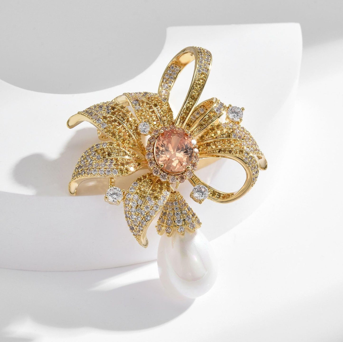 EMEGCY Gold Flower Brooch for Women Rhinestone Flower Brooch Pin Gold Rhinestone Lapel Pin Jewelry Gift for Mom Wife