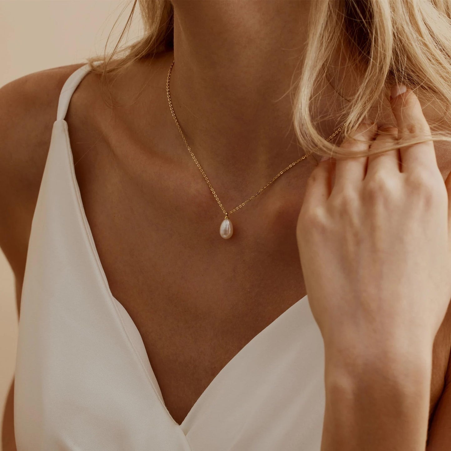 Fezodo Gold Pearl Necklace for Women, 18K Gold Plated Dainty Single Pearl Necklaces for Women Trendy Simple Pearls Drop Penandt Necklace Gold Necklace for Women Wedding Pearls Jewelry