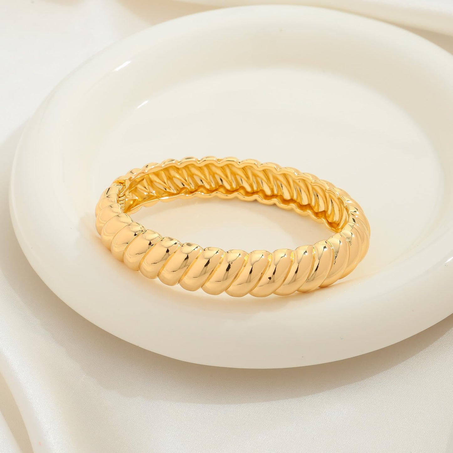 HUAYUNFANG Chunky Gold Bangle Bracelets for Women Twisted Hinged Wrist Cuff Bracelets Open Spiraled Oval Bracelet Trendy Jewelry for Women