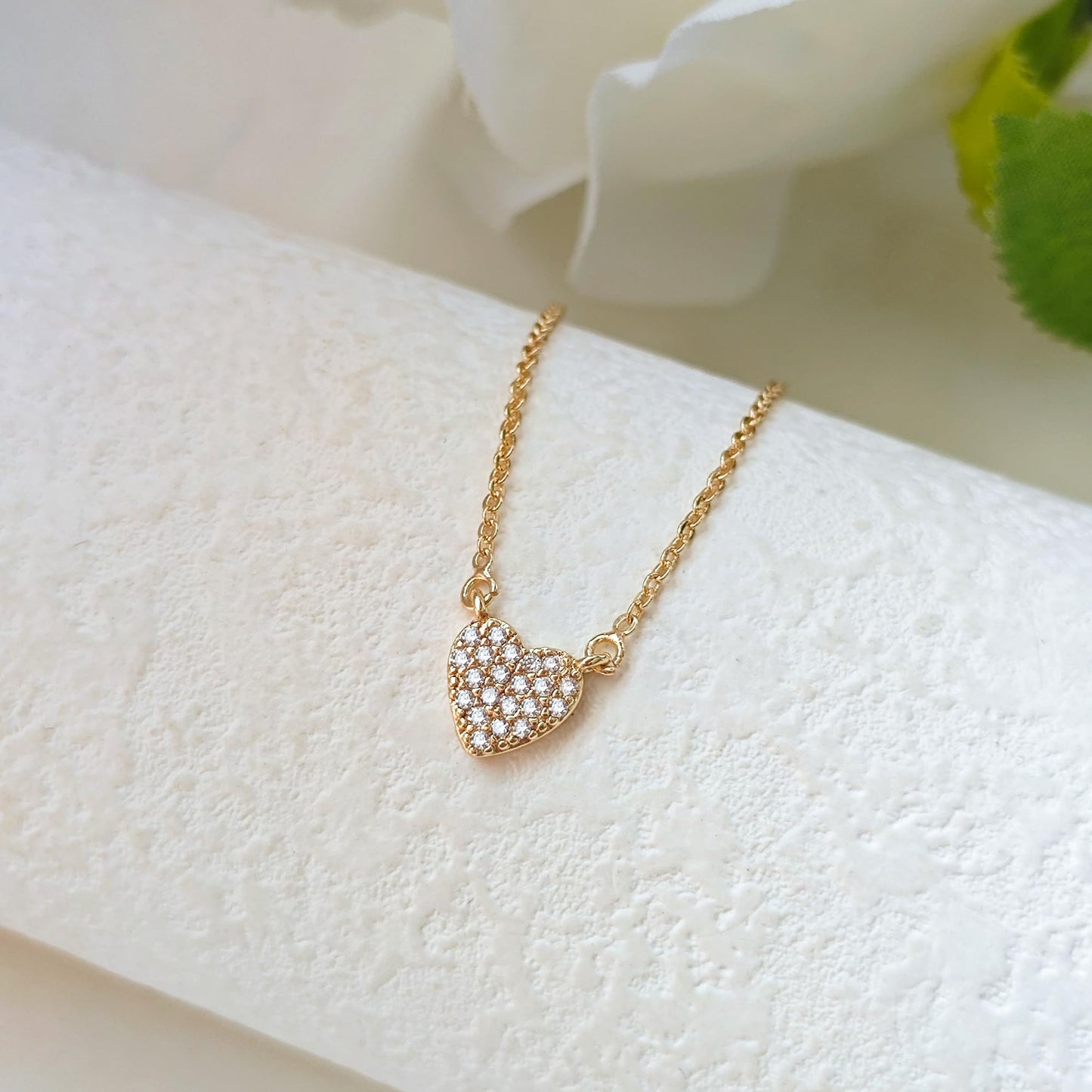 Zeffy Dainty Tiny CZ Heart Necklace 14k Gold Plated Diamond Heart Pendant Necklace Simple Cute Cubic Zirconia Choker Necklaces for Women Trendy Jewelry Christmas Birthday Gift
