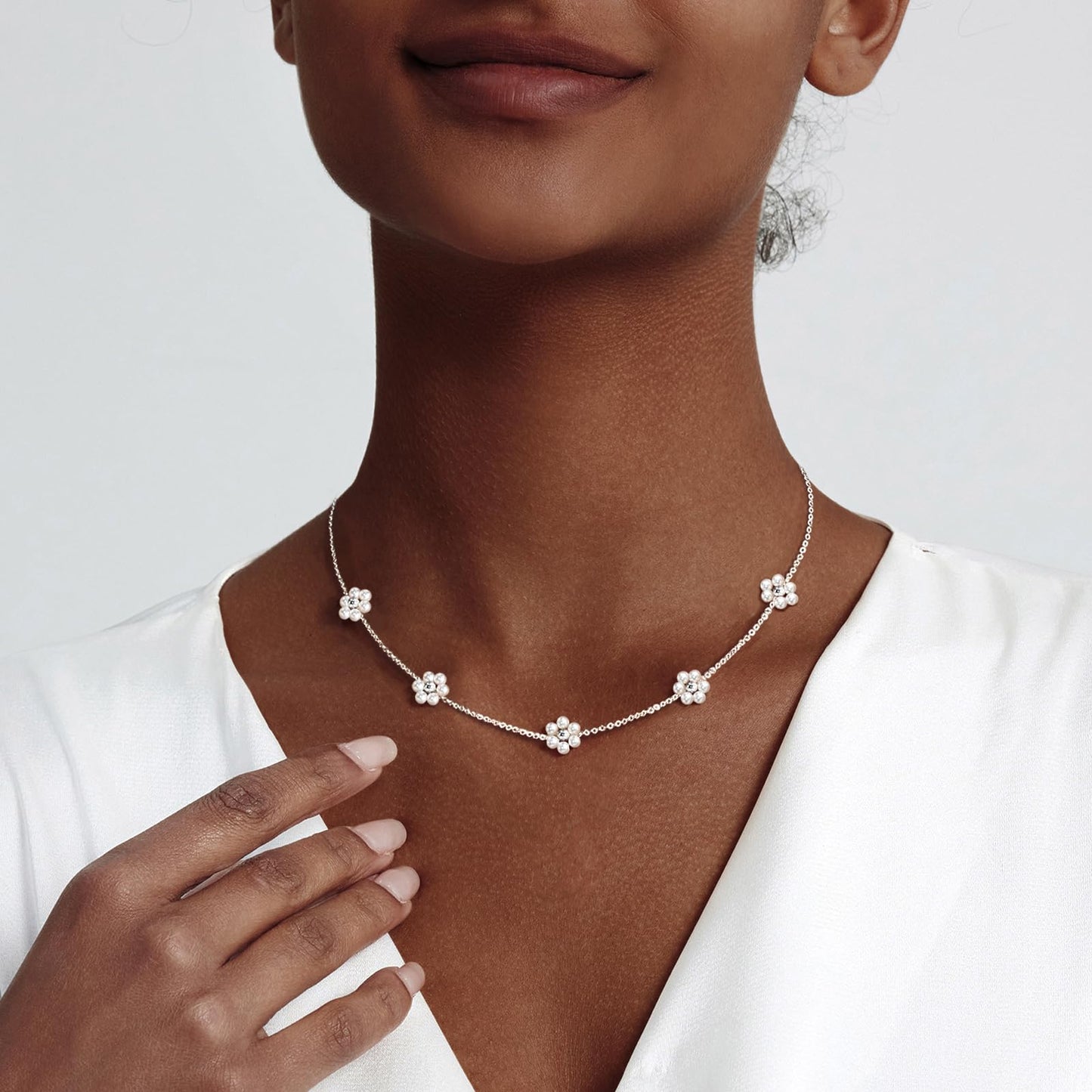 Zeffy Silver Pearl Daisy Necklaces Silver Plated Dainty Chain Cute Daisy Pearl Choker Necklace Flower Necklaces for Women Trendy Jewelry Gifts