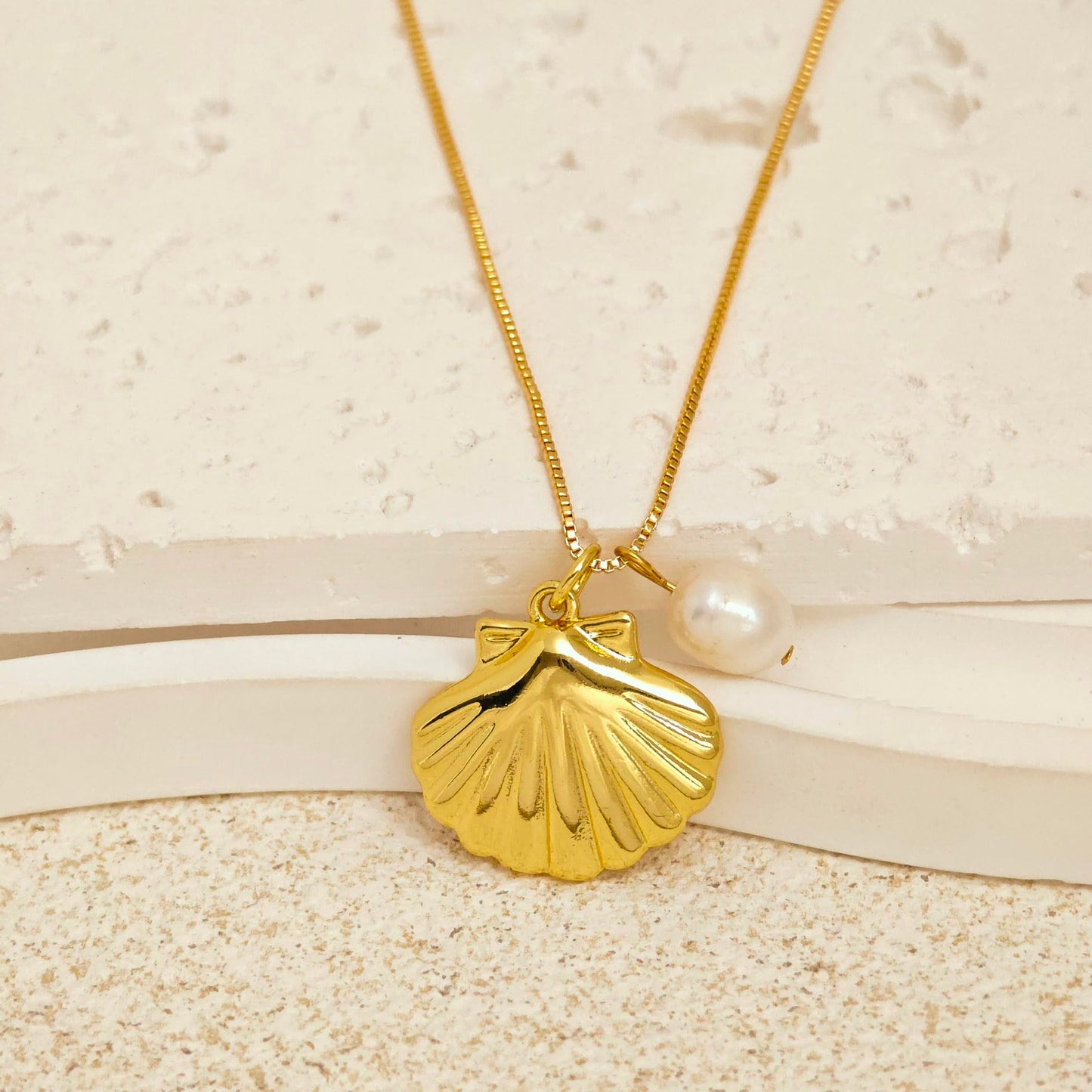 JOBICY Seashell Necklaces for Women, 14k Gold Pearl Pendant Necklace Dainty Gold Necklace for Women Trendy Summer Necklace Waterproof Beach Jewelry Gifts