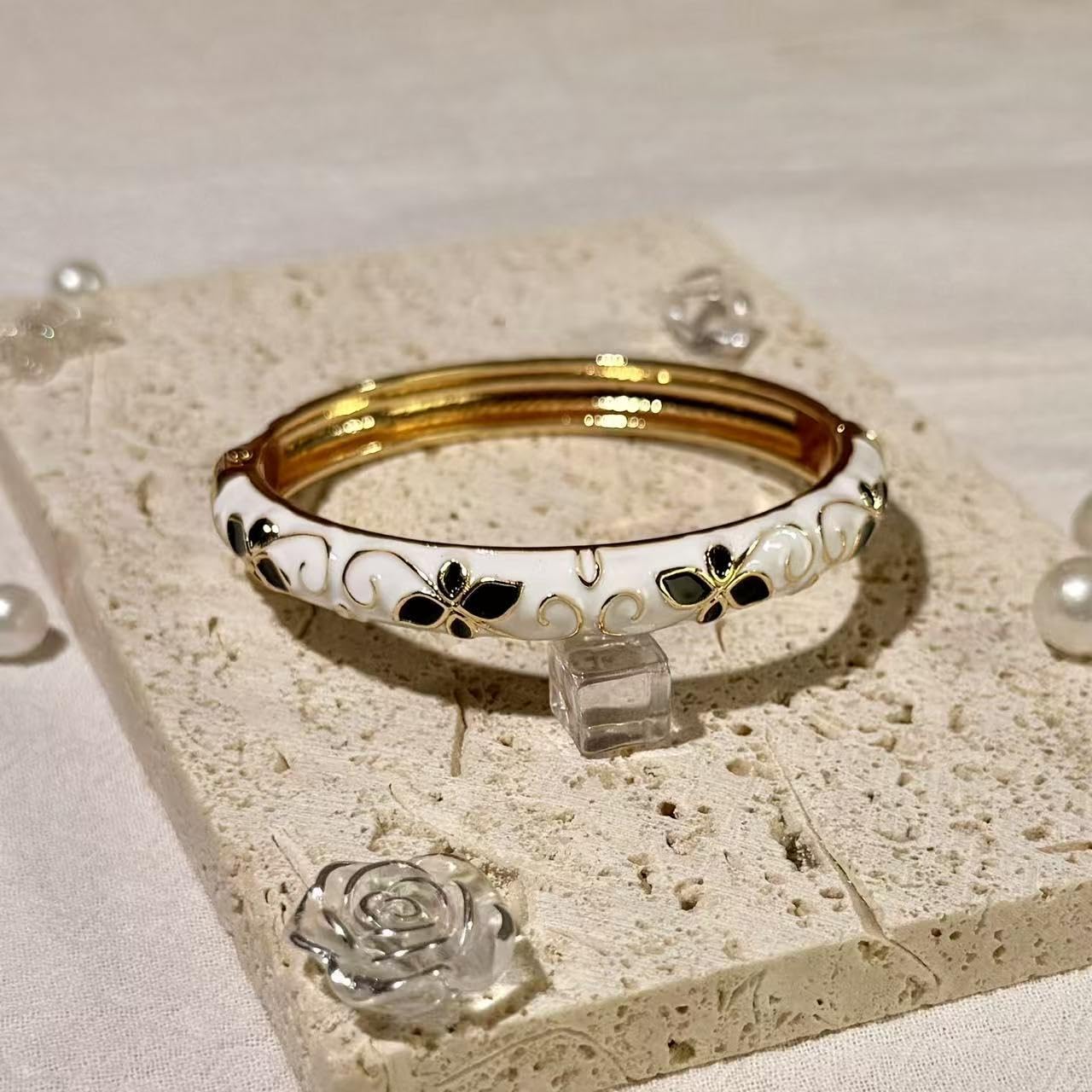 MQCEHTI Vintage Flower Cloisonne Bangle Bracelet for Women, Enamel Chunky Gold Plated Bracelets Jewelry Gifts (White Black Flower)