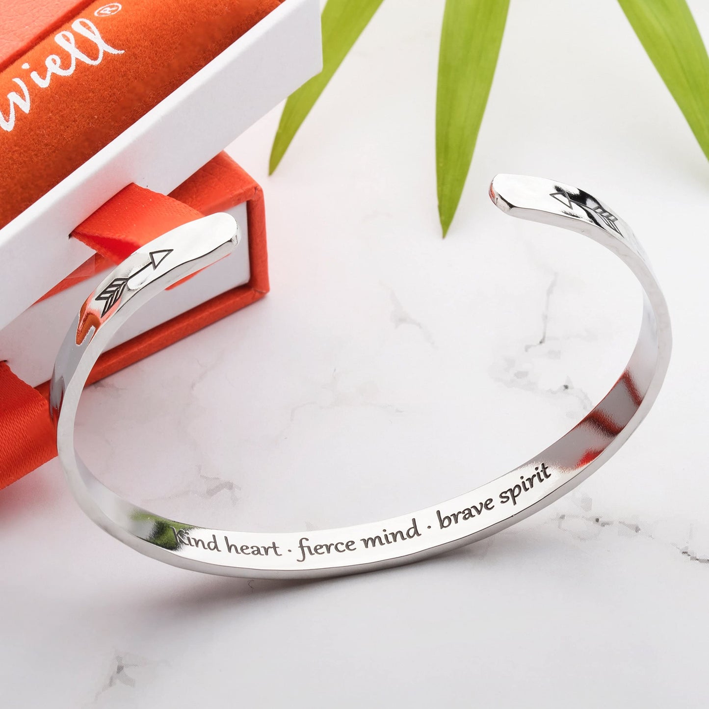 Carviell Silver Bracelet, Inspirational Gifts for Women, Hammered Stainless Steel, Be Brave, Gifts for Sister, Daughter, Granddaughter, Teens, Cousin, Friends