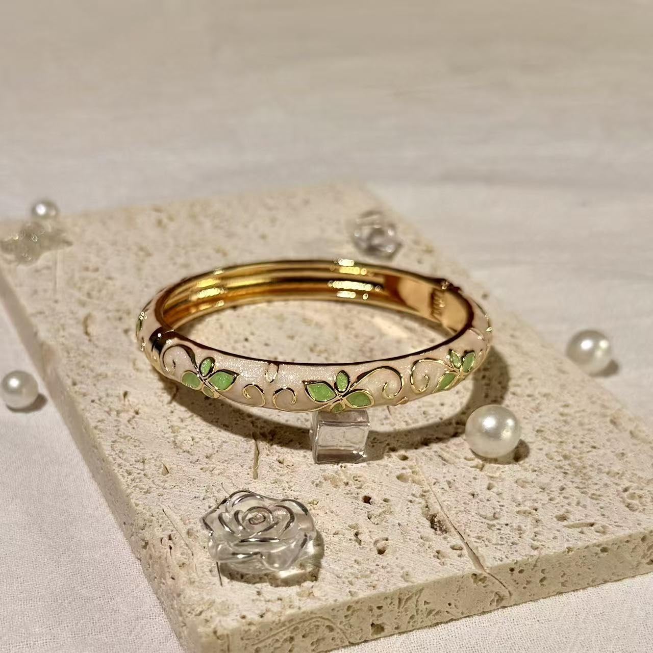 MQCEHTI Vintage Flower Cloisonne Bangle Bracelet for Women, Enamel Chunky Gold Plated Bracelets Jewelry Gifts (White Green Flower)