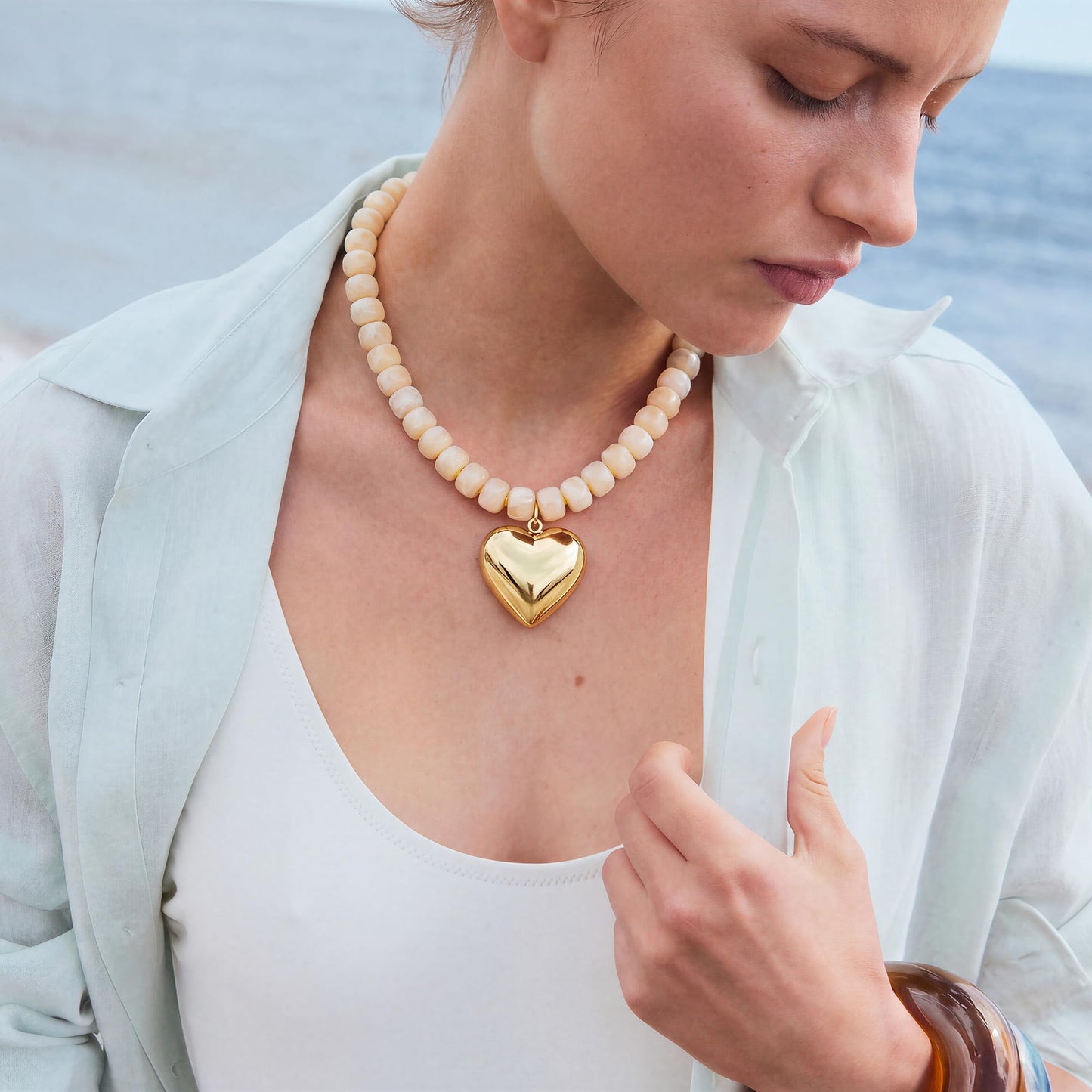 MIUSISHIYU Honey Yellow Faux Agate Resin Chunky Necklaces for Women, Trendy Beaded Puffy Gold Heart Pendant Statement Choker, Lightweight Boho Y2K Summer Beach Jewelry