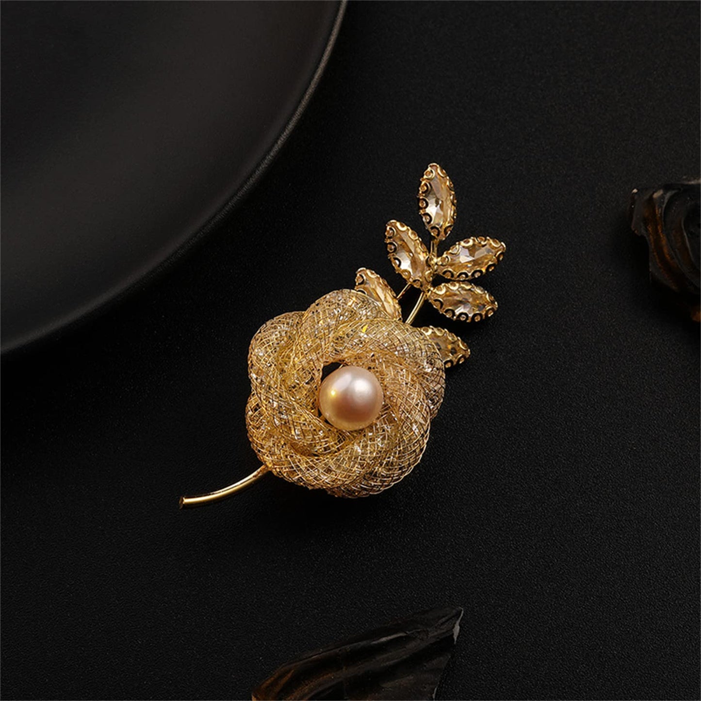 AILONMEI Elegant Pearl Flower Designer Brooch Pins Broches Costume Jewelry For Women Fashion Christmas Gift (Gold Rose)