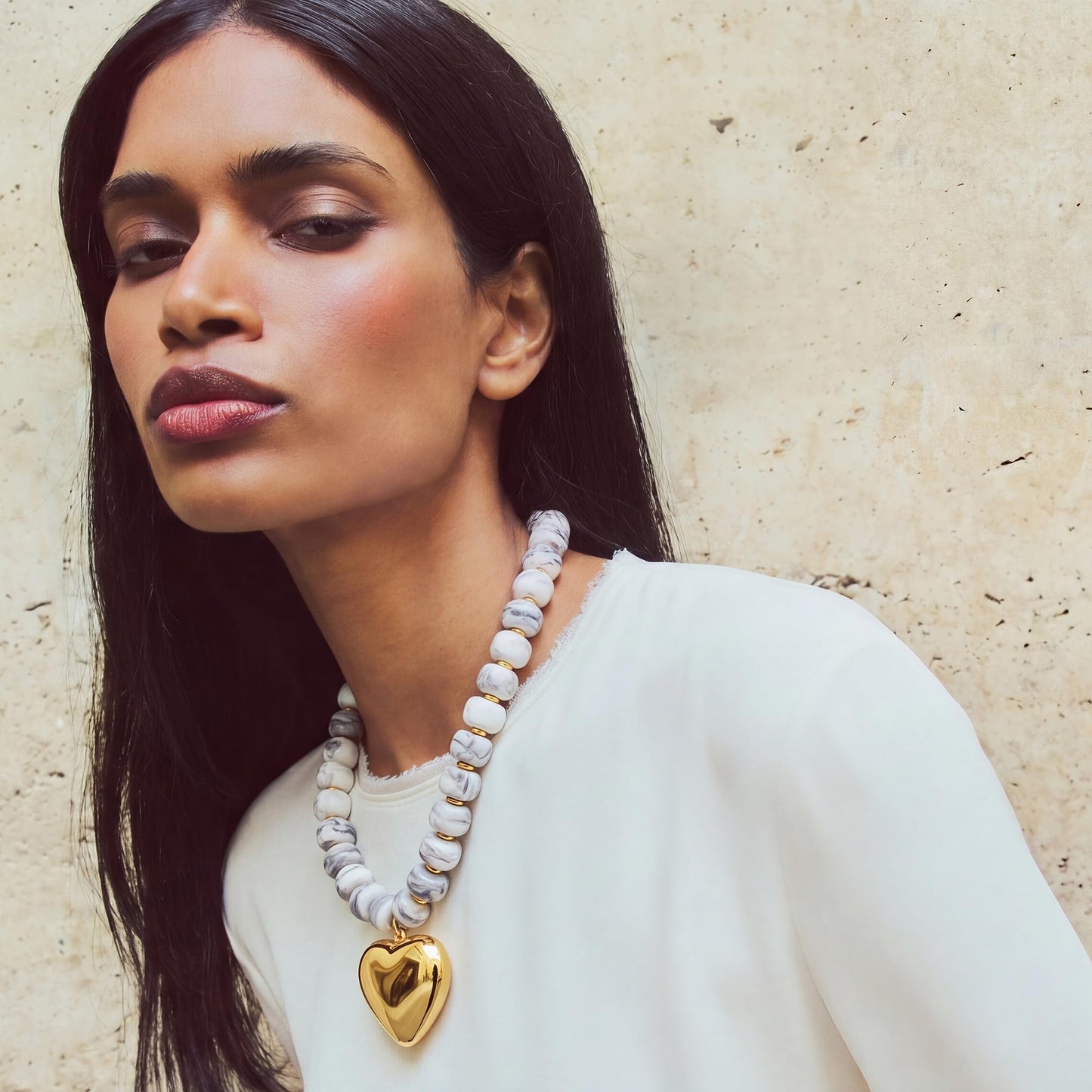 MIUSISHIYU White Grey Faux Howlite Marble Resin Chunky Necklaces for Women, Trendy Beaded Puffy Gold Heart Pendant Statement Choker, Lightweight Boho Y2K Beach Jewelry