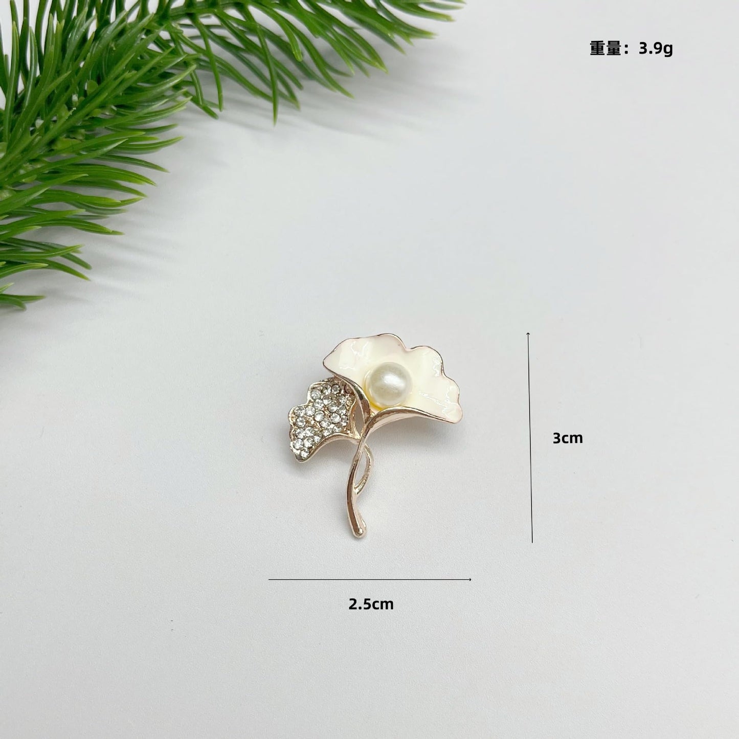Golden Pearl Flower Brooch for Women, Elegant Floral Pin with Crystal Leaf, Delicate Enamel Petal Brooch for Dresses Coats Scarves Jewelry Accessory