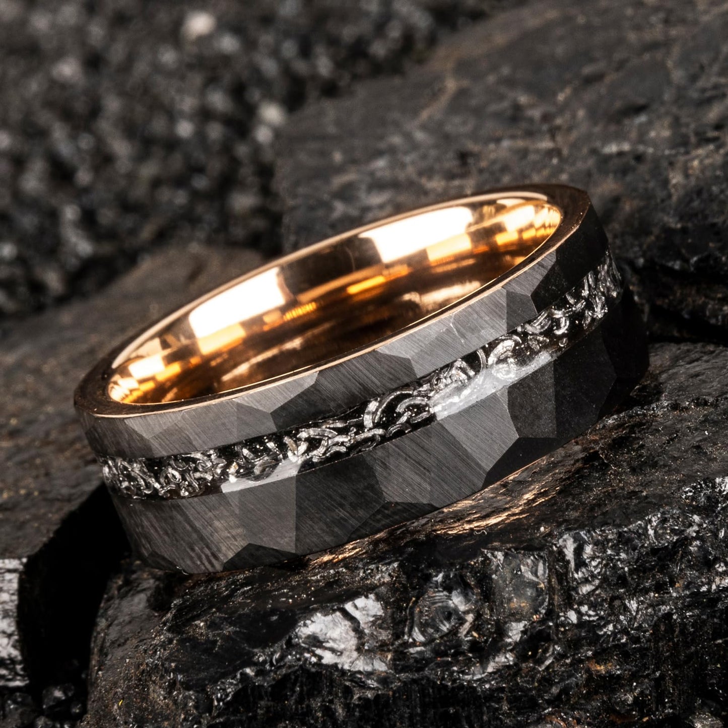 JEWPER 8mm Men Womens Wedding Band Tungsten Rings black rose gold Hammer pattern Fashion Promise Carbide Inlaid Iron Filings Matte Finish Edge Comfort Fit size(7)