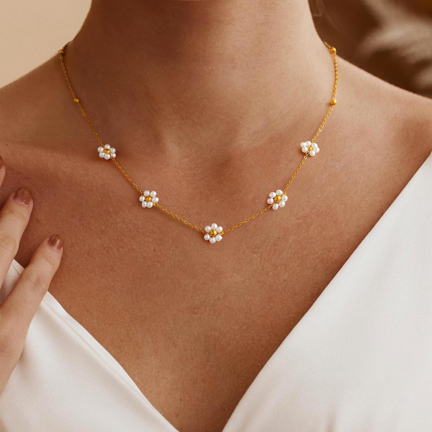 Fimhut Daisy Pearl Necklace-18K Gold Plated Pearl Choker Simple White Pearl Necklace Fashion Accessory Gold Jewelry for Women Trendy Wedding Birthday Jewelry