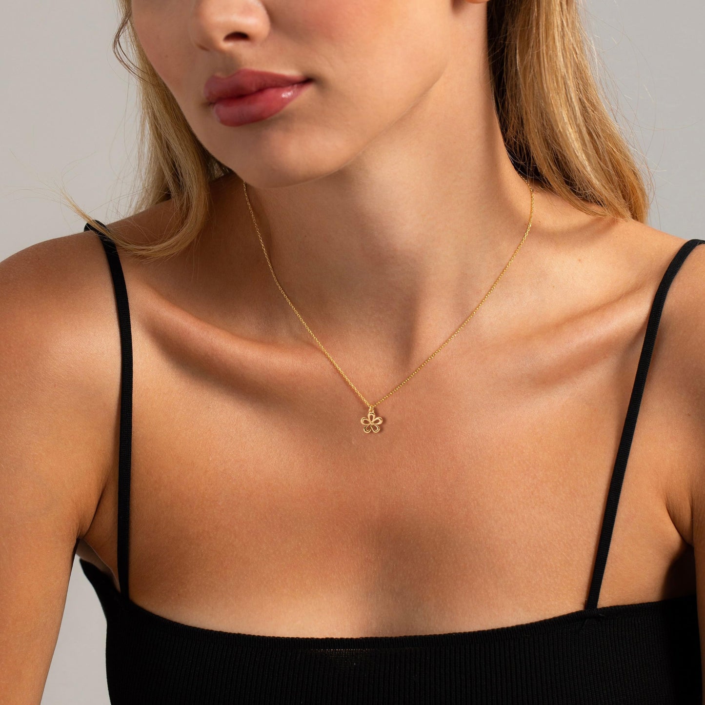VRIUA Flower Necklace for Women 14k Gold Plated Dainty Gold Flower Necklace Simple Jewelry Everyday for Women