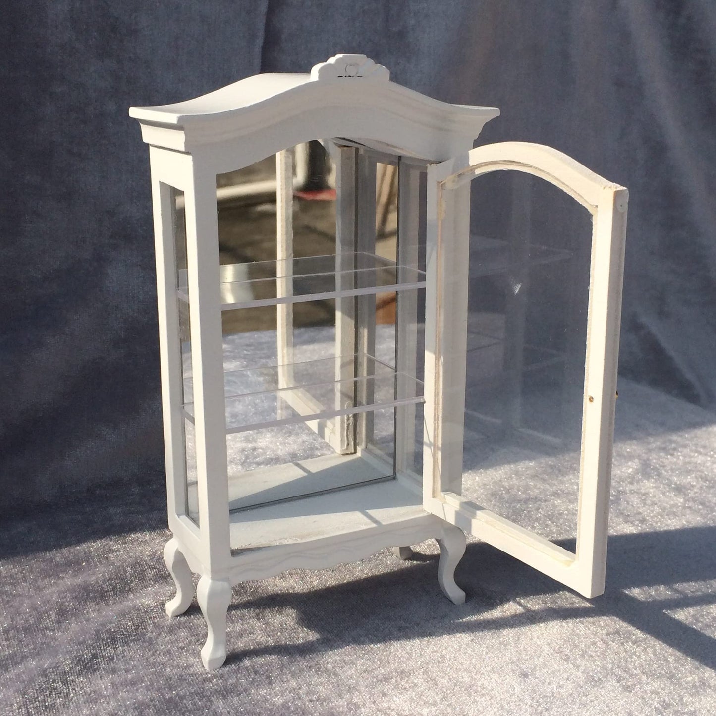 Miniature Furniture Display Shelf 1:12 Wooden Cabinet with Mirror & Three Shelves Bookshelf Dollhouse Display Stand Decoration Accessories Mini Diningroom Scene Ornaments