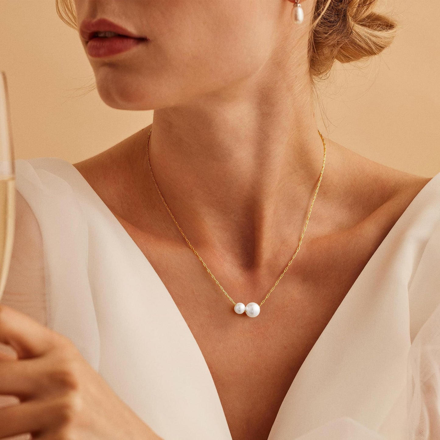 Fimhut Daisy Pearl Necklace-18K Gold Plated Pearl Choker Simple White Pearl Necklace Fashion Accessory Gold Jewelry for Women Trendy Wedding Birthday Jewelry