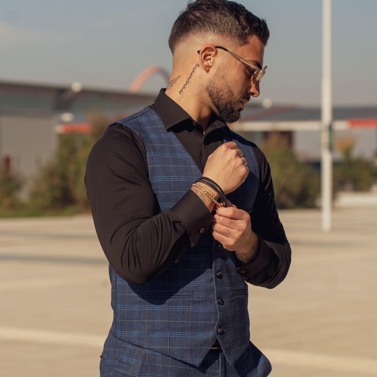 SERASAR Pulseras para hombre Caja de regalo oro 23cm Piel vacuno trenzada cuero genuino Cierre magnético ajustable joyería múltiples capas Hombres