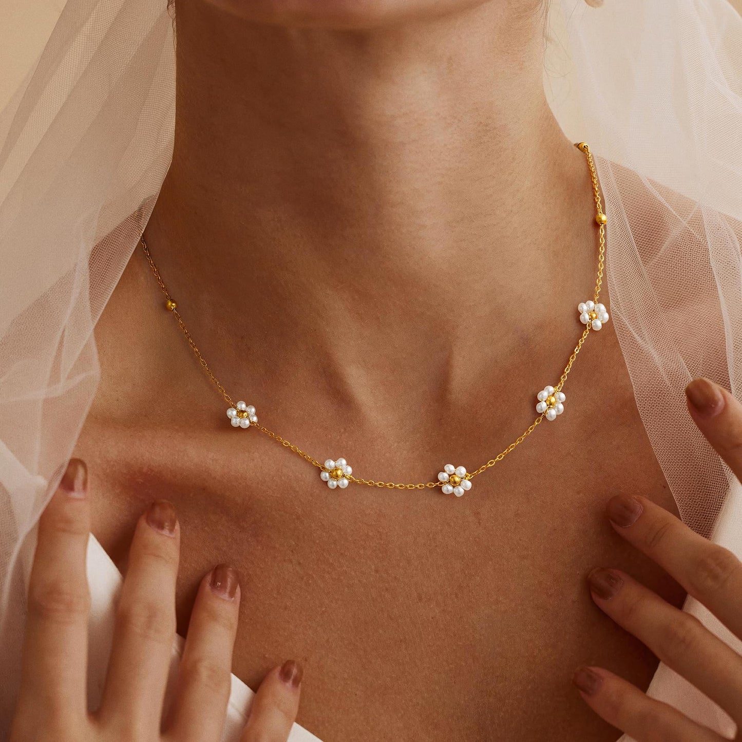 Fimhut Daisy Pearl Necklace-18K Gold Plated Pearl Choker Simple White Pearl Necklace Fashion Accessory Gold Jewelry for Women Trendy Wedding Birthday Jewelry