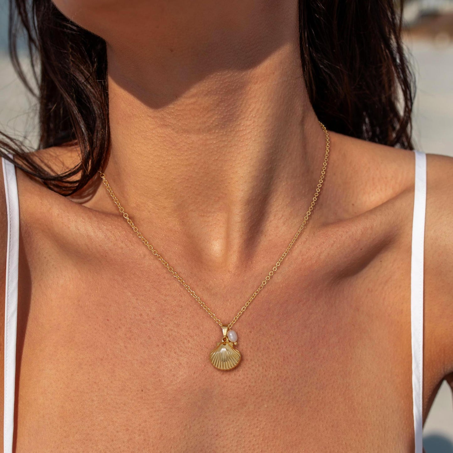 Ewrkbr Summer Beach Necklace for Women,14k Gold Plated Cute Boho Pearl Shell Choker Necklaces for Women Trendy Dainty Seashell Gold Charm Necklace Waterproof Jewelry Womens