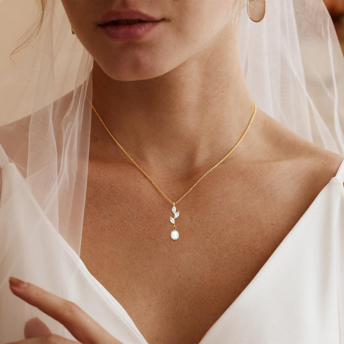 JOBICY Gold Pearl Necklaces for Women, Freshwater CZ Leaf Pearl Drop Pendant Necklace 14k Dainty Gold Necklace for Women Trendy Simple Single Pearls Choker Necklace Prom Bridal Wedding Jewelry Gift