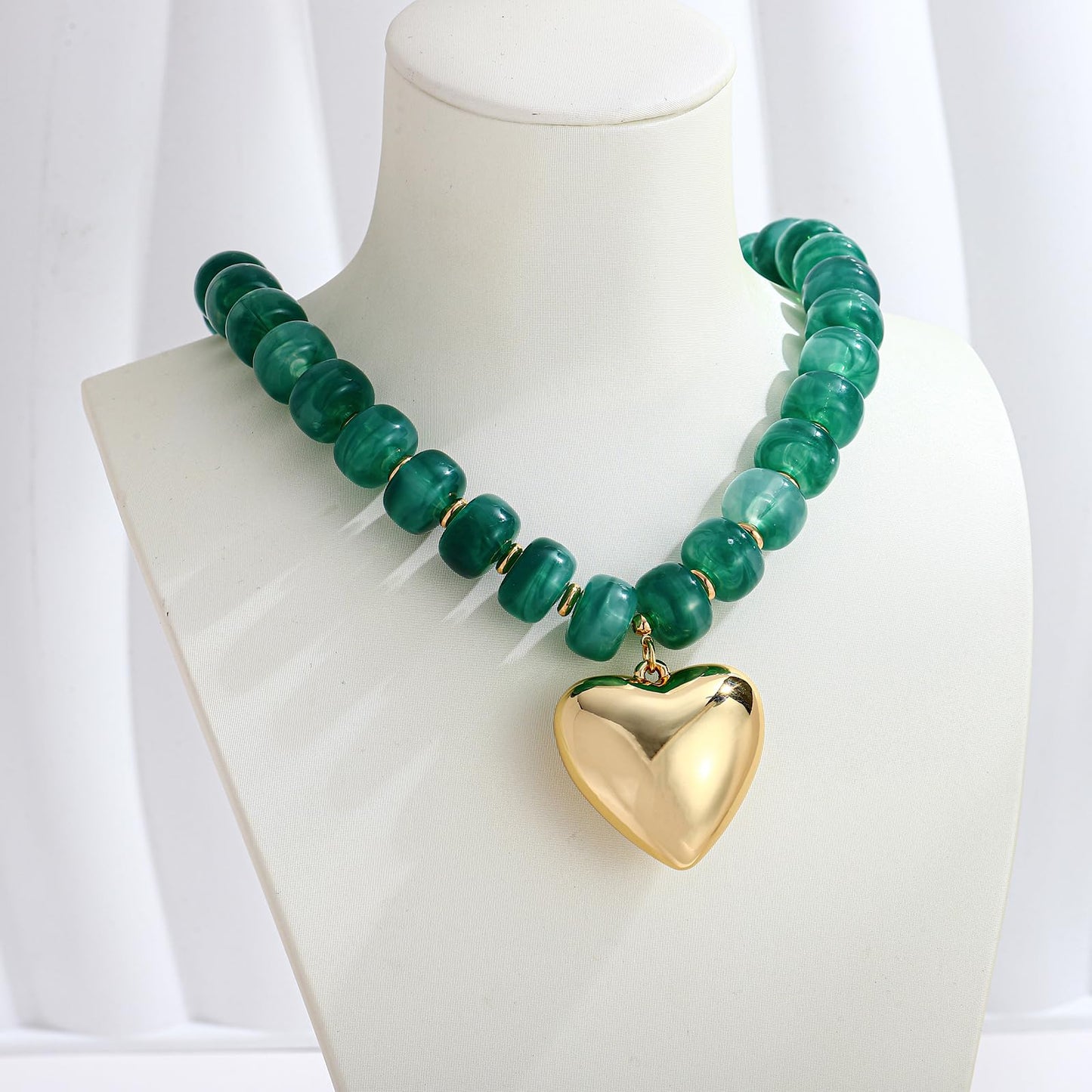 ENSKEFEN Chunky Necklaces for Women Boho Green Resin Beaded Choker Gold Heart Pendant Necklace Adjustable Statement Necklace Fashion Acrylic Jewelry