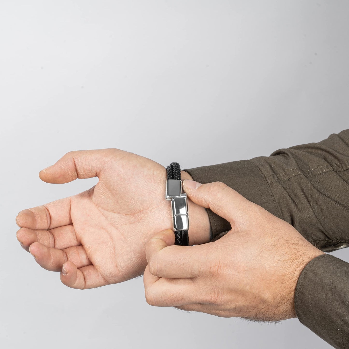 SERASAR Pulsera de cuero plateado para hombre 20cm Idea regalo Caja Piel vacuno trenzada genuino trenzado multicapa ajustable con cierre magnético