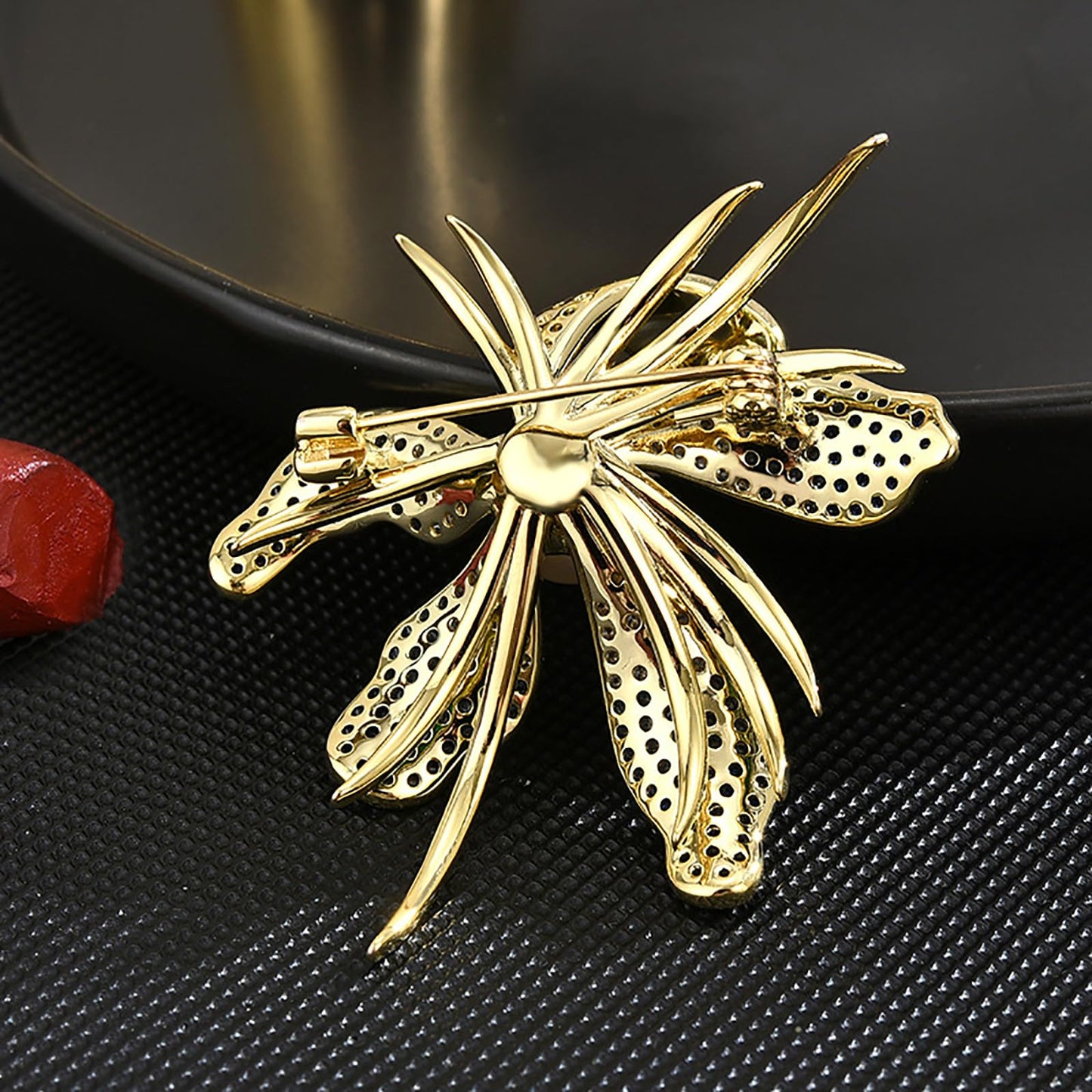 AILONMEI Brooches Jewelry for Women Fashion, Elegant Designer Costume Corsage Pearl Brooches & Pins Christmas Gift(Magnolia Flower)