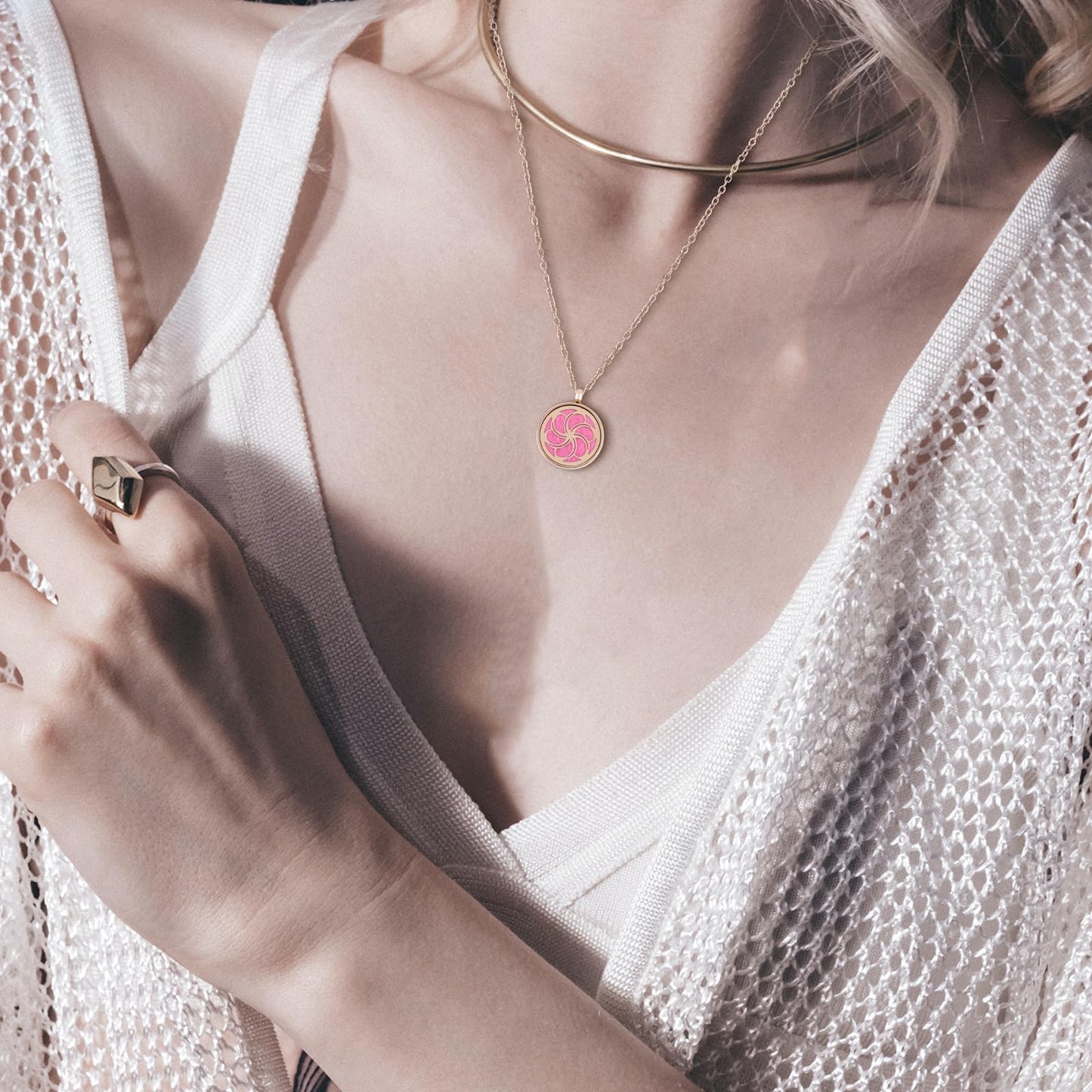 Biiange Aromatherapy Essential Oil Diffuser Necklace, Essential Oil Necklace, Essential Oil Diffuser Necklace for Women, with 8 Refill Pads and 20 Inch Adjustable Chain, for Women, Girls (Bauhinia)