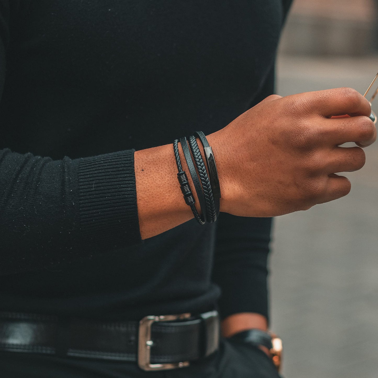 SERASAR Pulsera de cuero negro para hombre 23cm negra Hombres Caja regalo genuino Trenzado Multicapa Abrigo Pulseras masculinas Joyas magnéticas