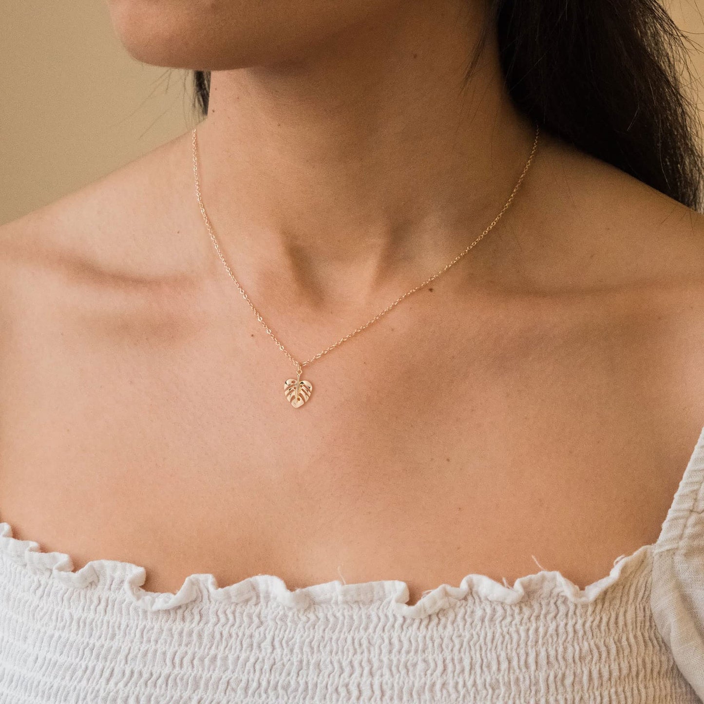 VRIUA Gold Necklace for Women 14k Gold Plated Dainty Monstera Leaf Necklace Simple Delicate Jewelry Everyday for Women